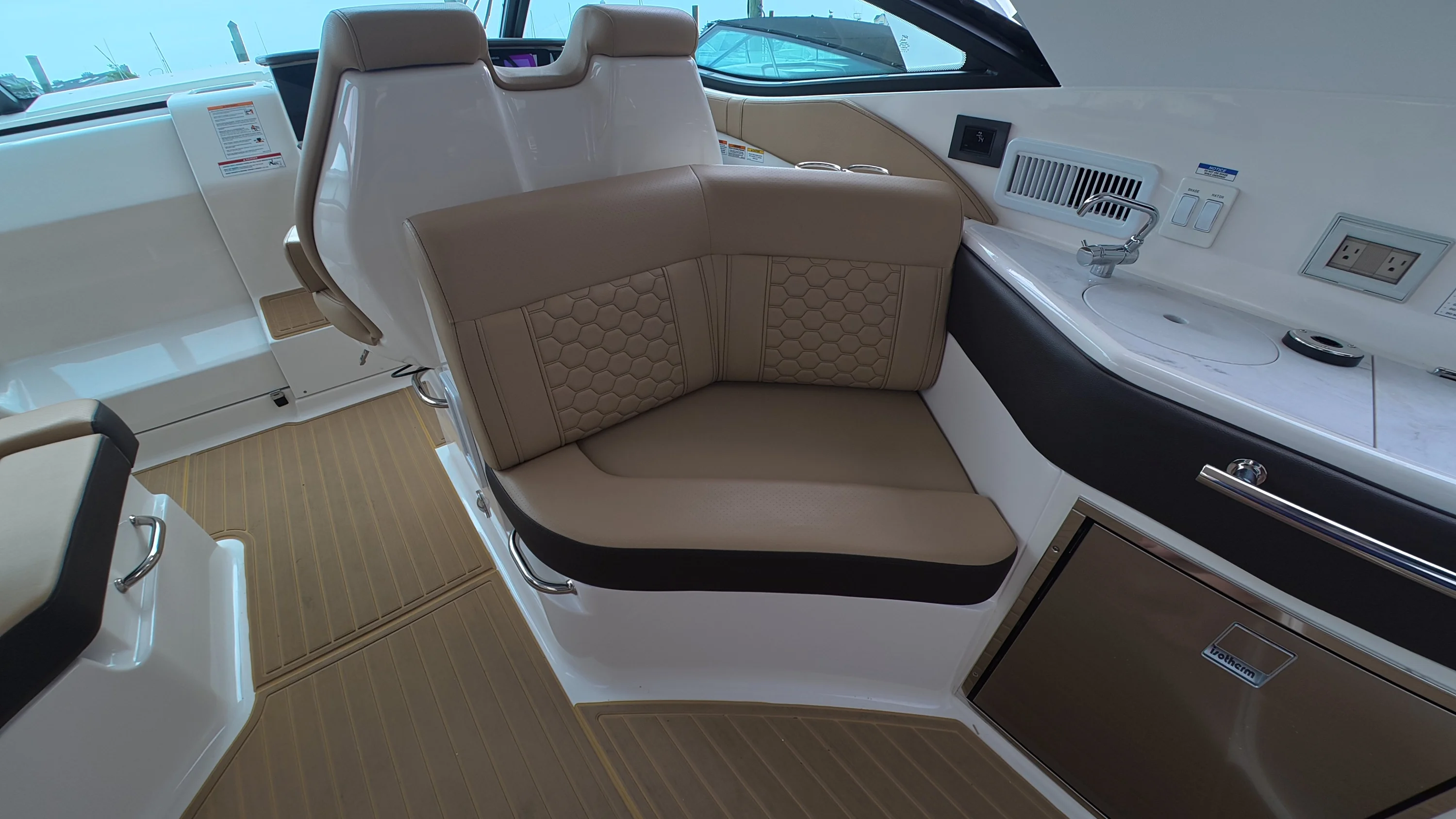 2025 Sea Ray Sundancer 320 Outboard Image Thumbnail #14