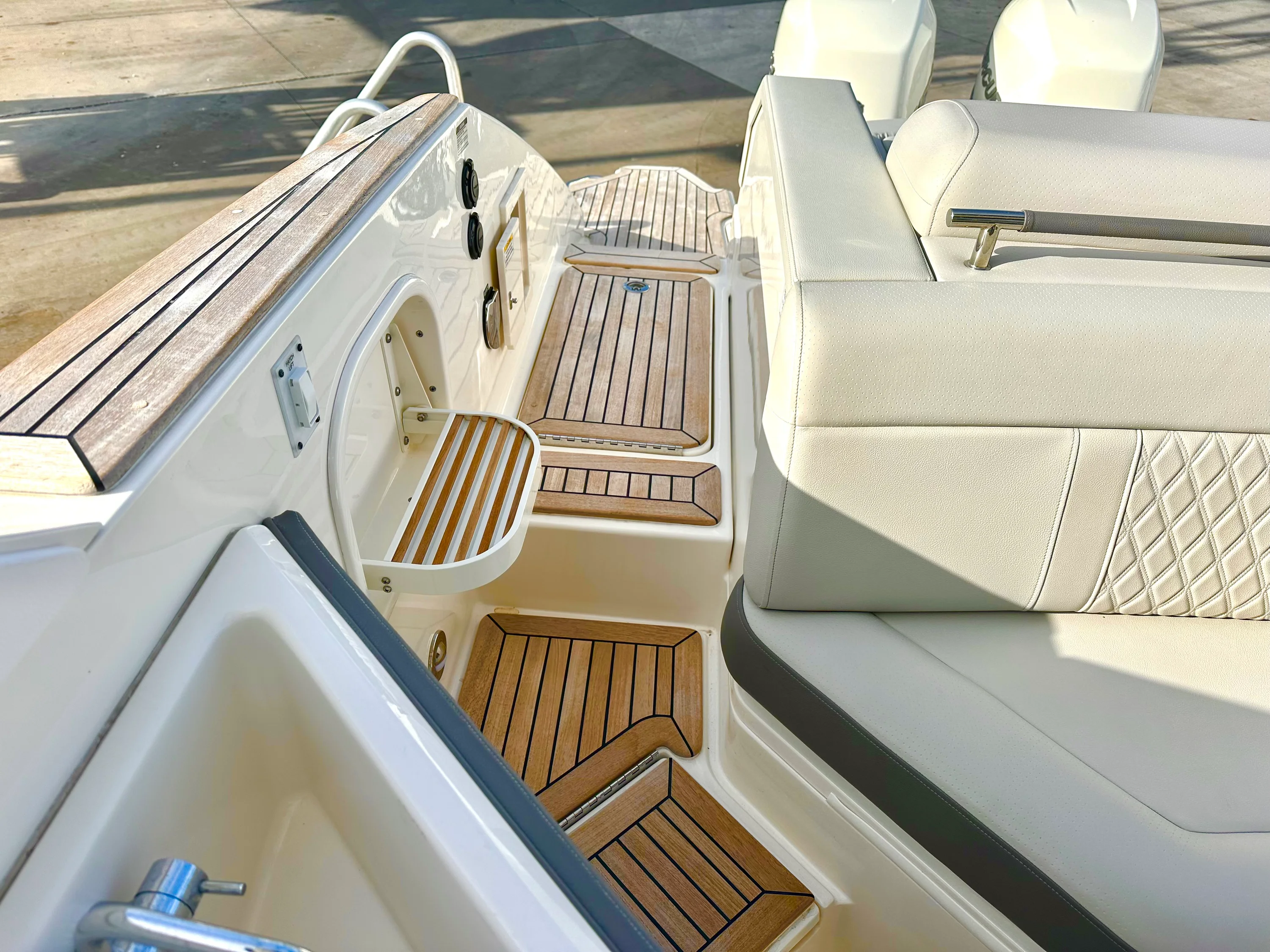 2022 Sea Ray 310 SLX OB Image Thumbnail #17