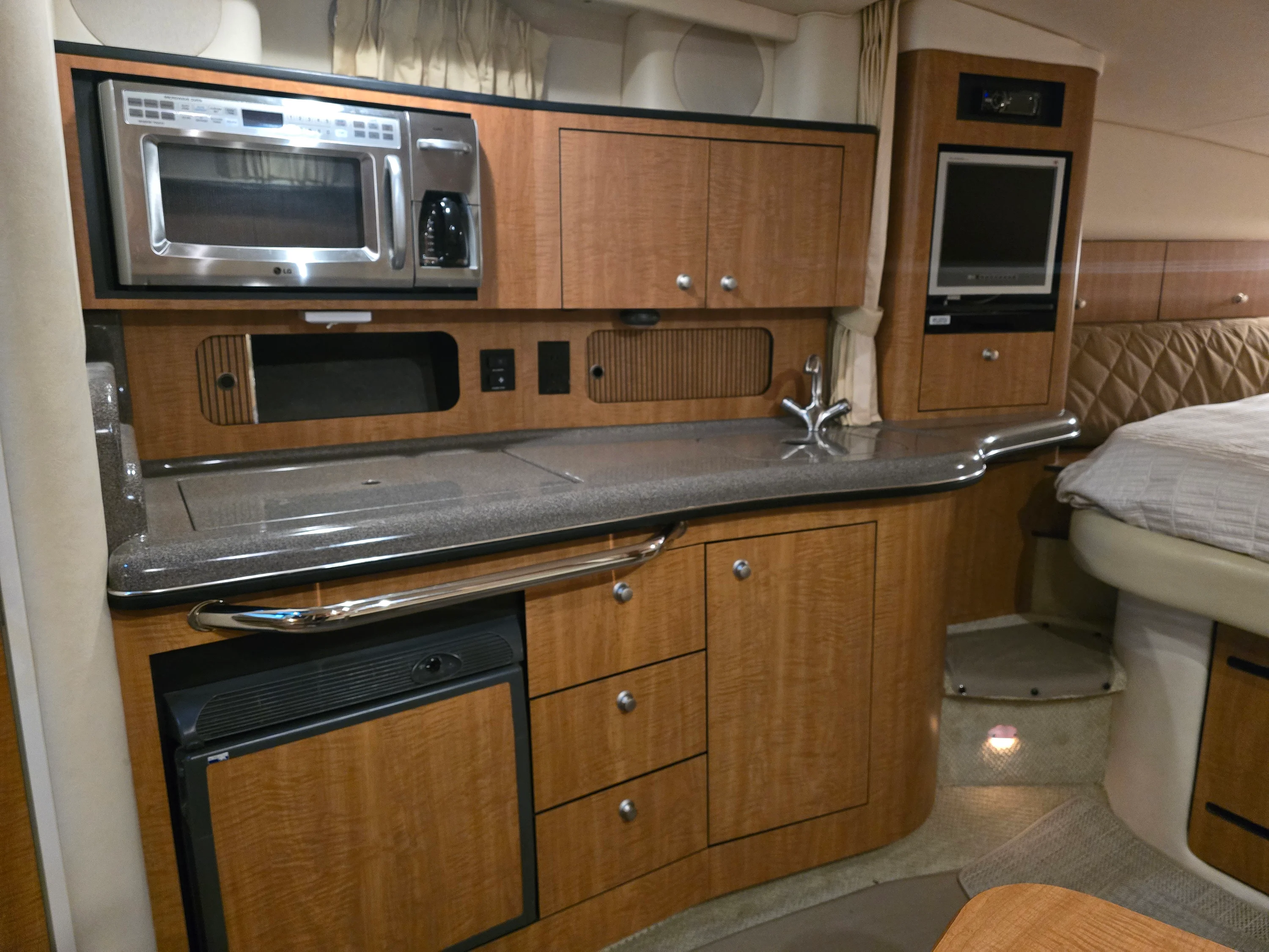 2006 Sea Ray 320 Sundancer Image Thumbnail #16