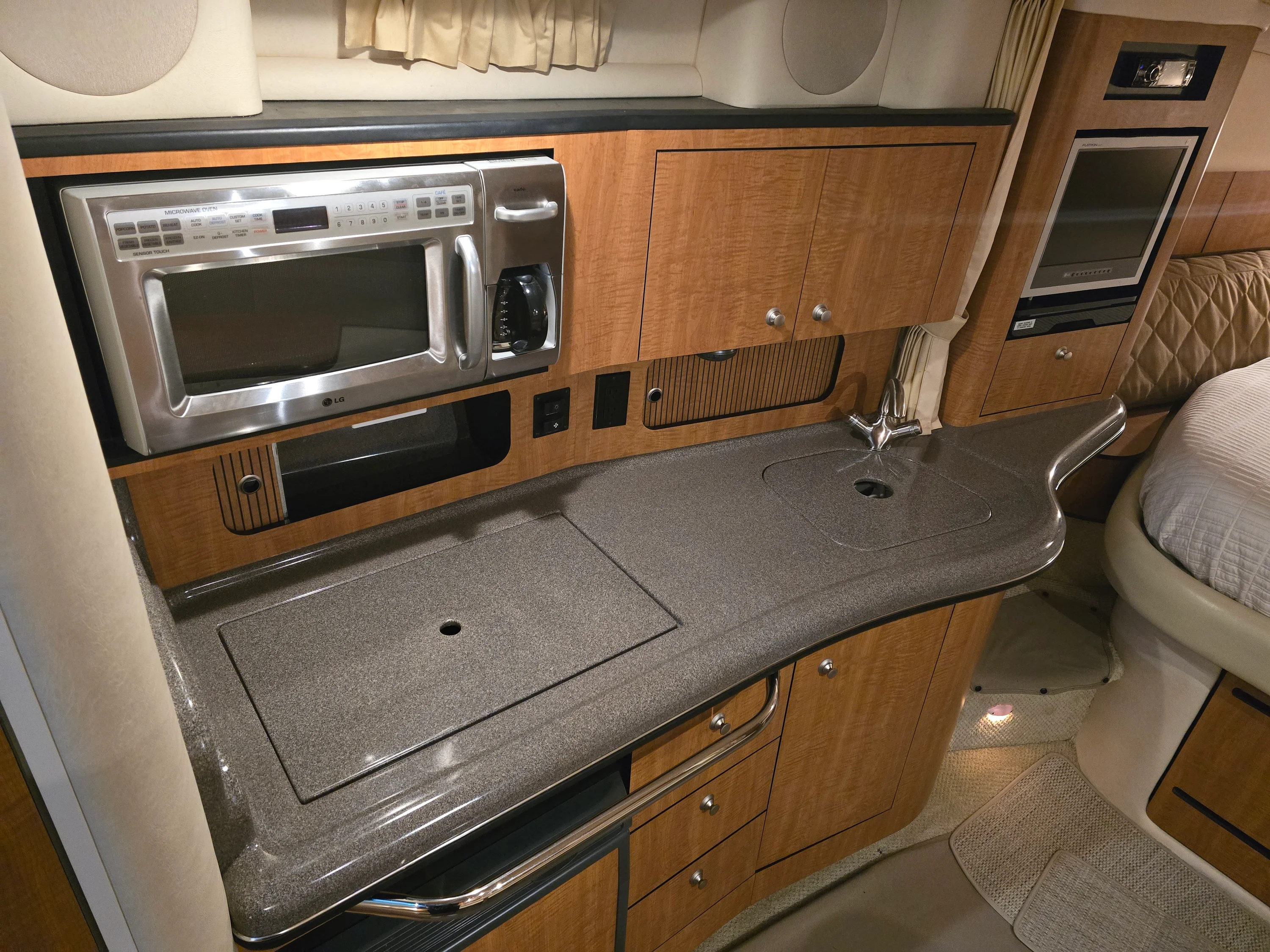 2006 Sea Ray 320 Sundancer Image Thumbnail #15