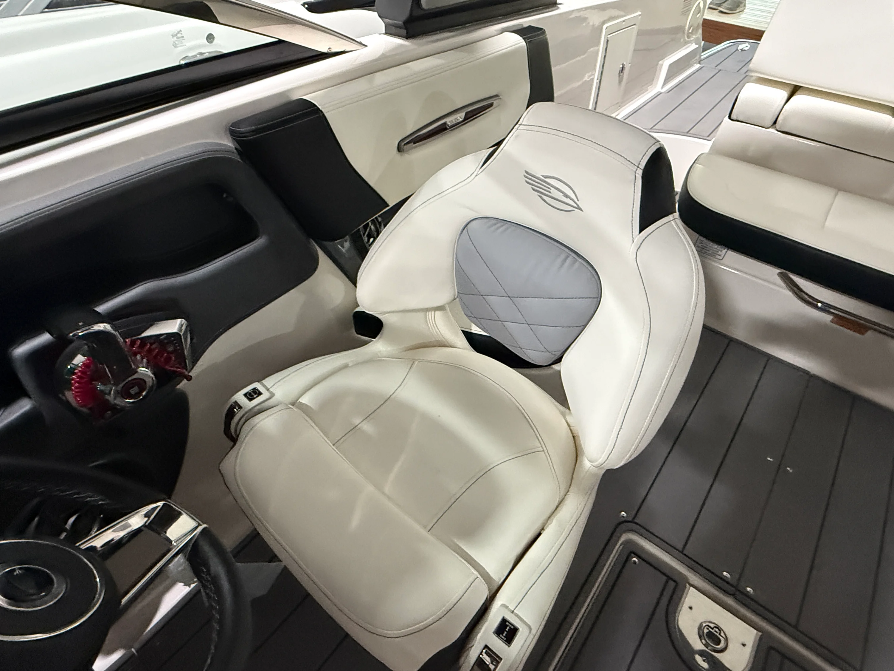 2023 Chaparral 267 SS Image Thumbnail #11