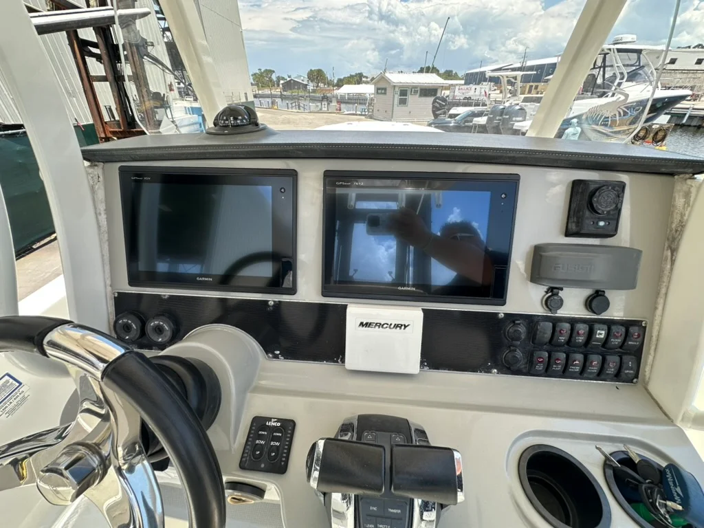 2015 Boston Whaler DAUNTLESS 270 Image Thumbnail #10