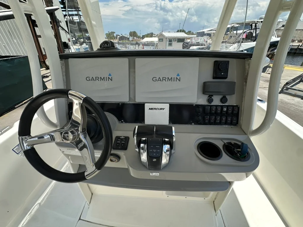 2015 Boston Whaler DAUNTLESS 270 Image Thumbnail #8
