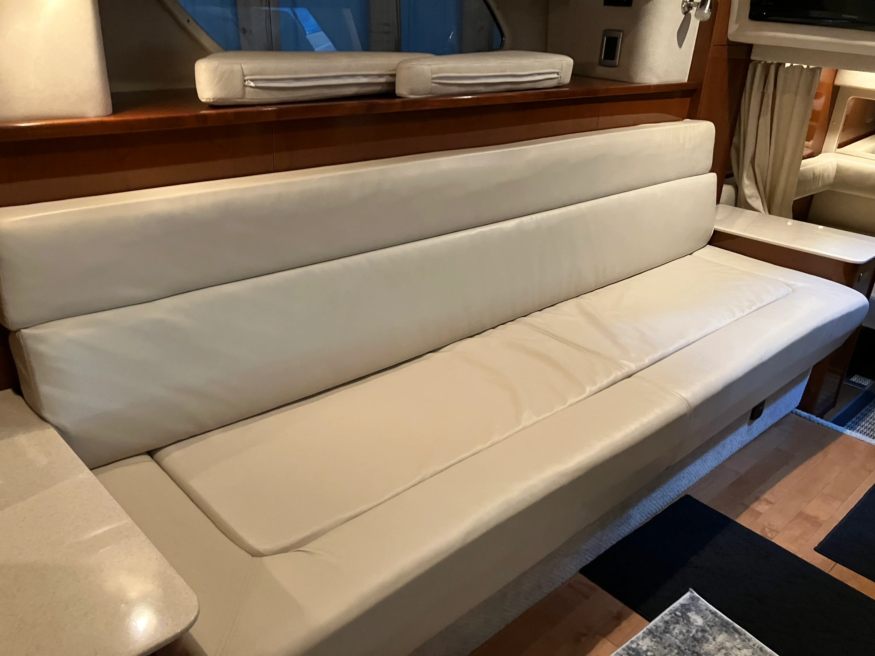 2011 Sea Ray 370 SUNDANCER Image Thumbnail #37