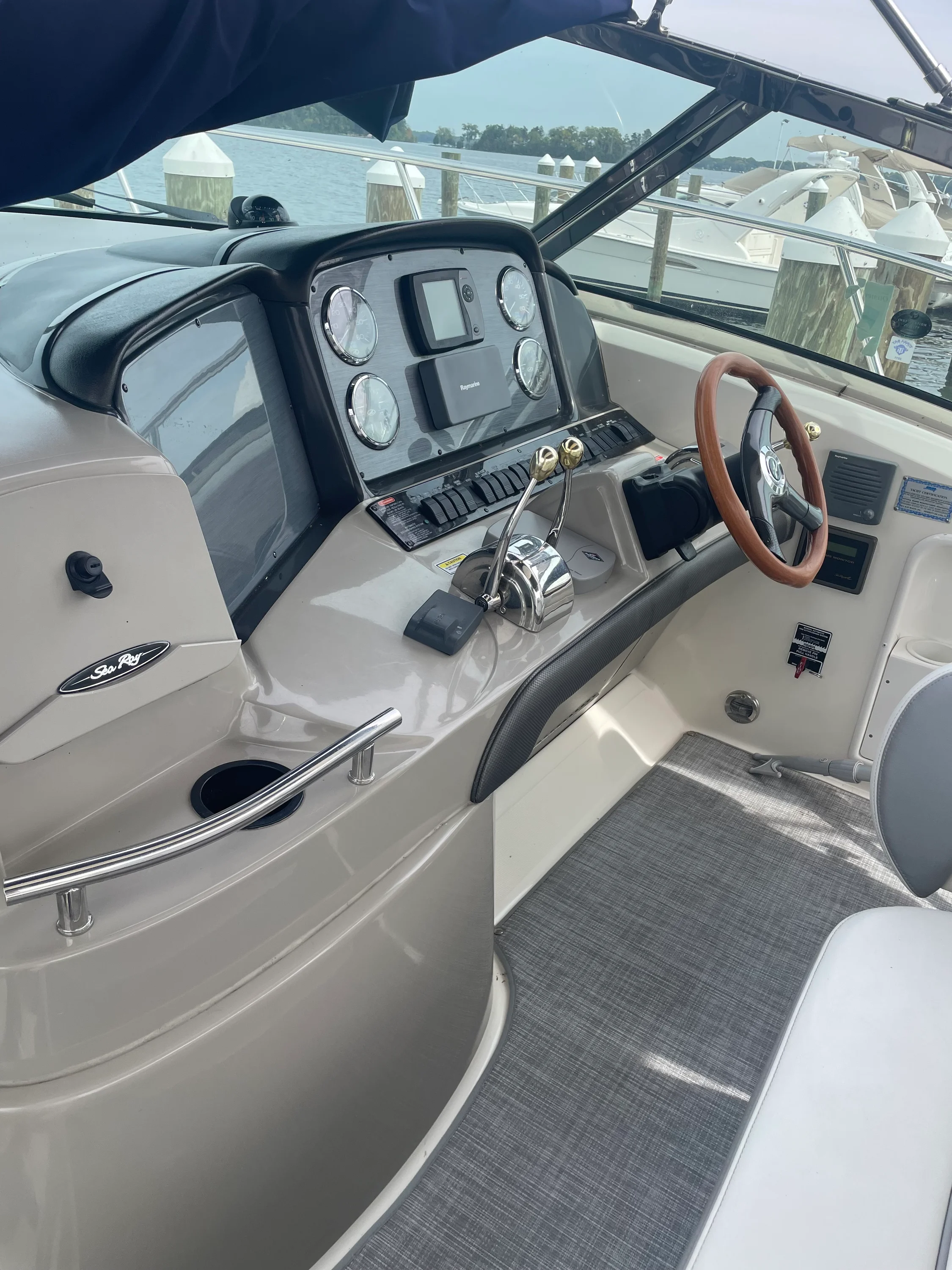 2005 Sea Ray 390 DA Image Thumbnail #4