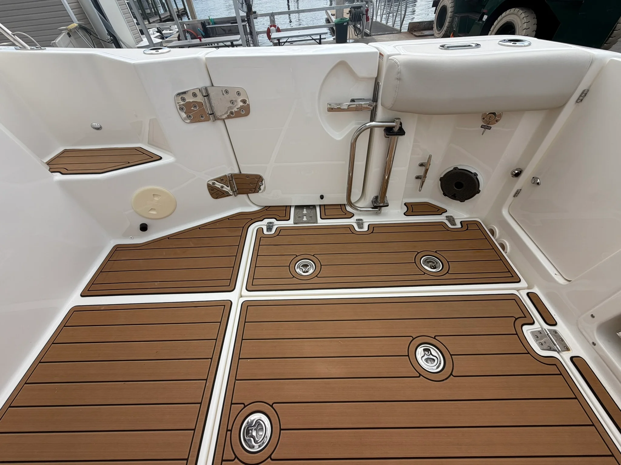 2023 Boston Whaler 325 CONQUEST Image Thumbnail #12