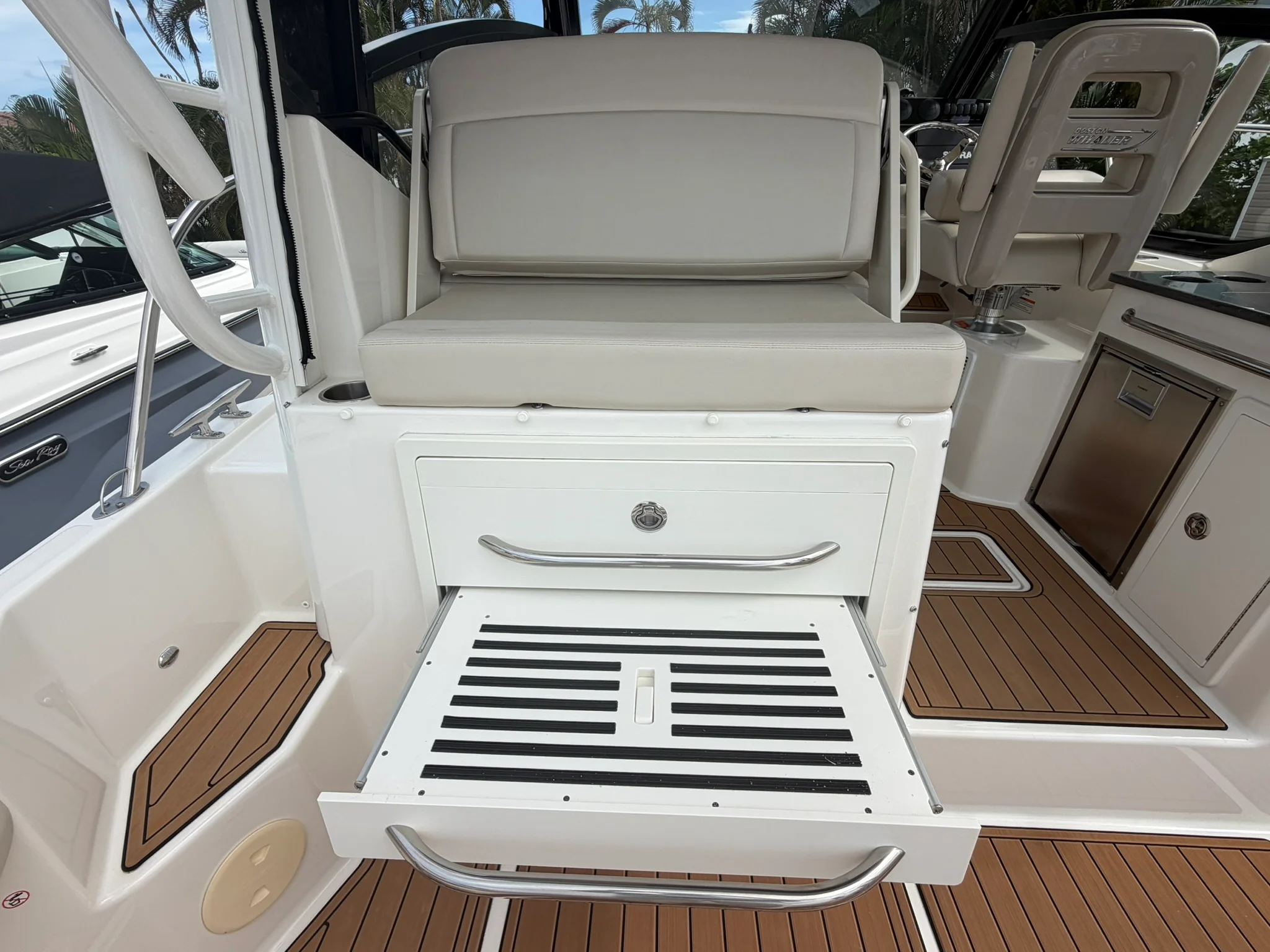 2023 Boston Whaler 325 CONQUEST Image Thumbnail #15