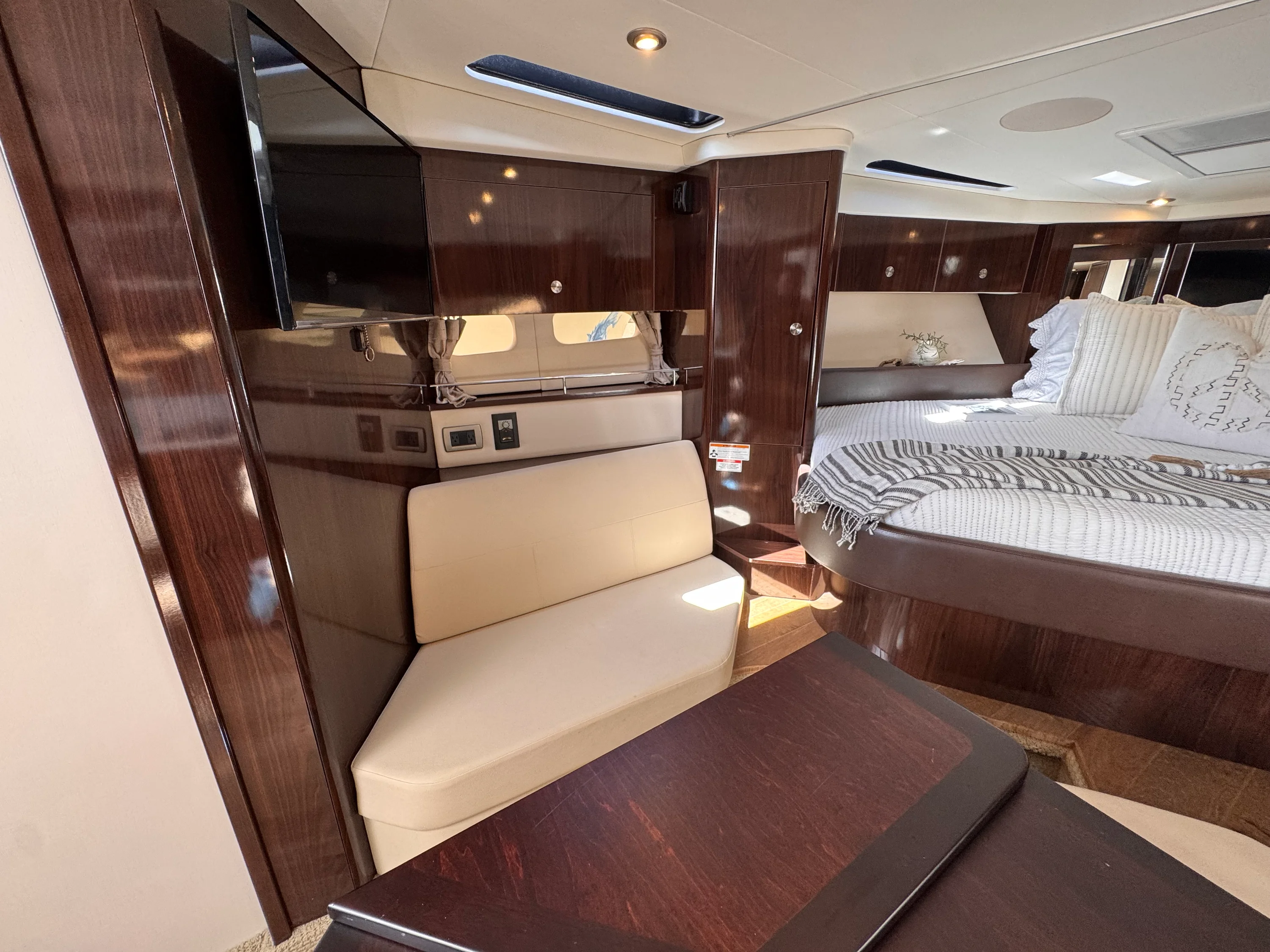 2018 Sea Ray 350 SUNDANCER Image Thumbnail #30