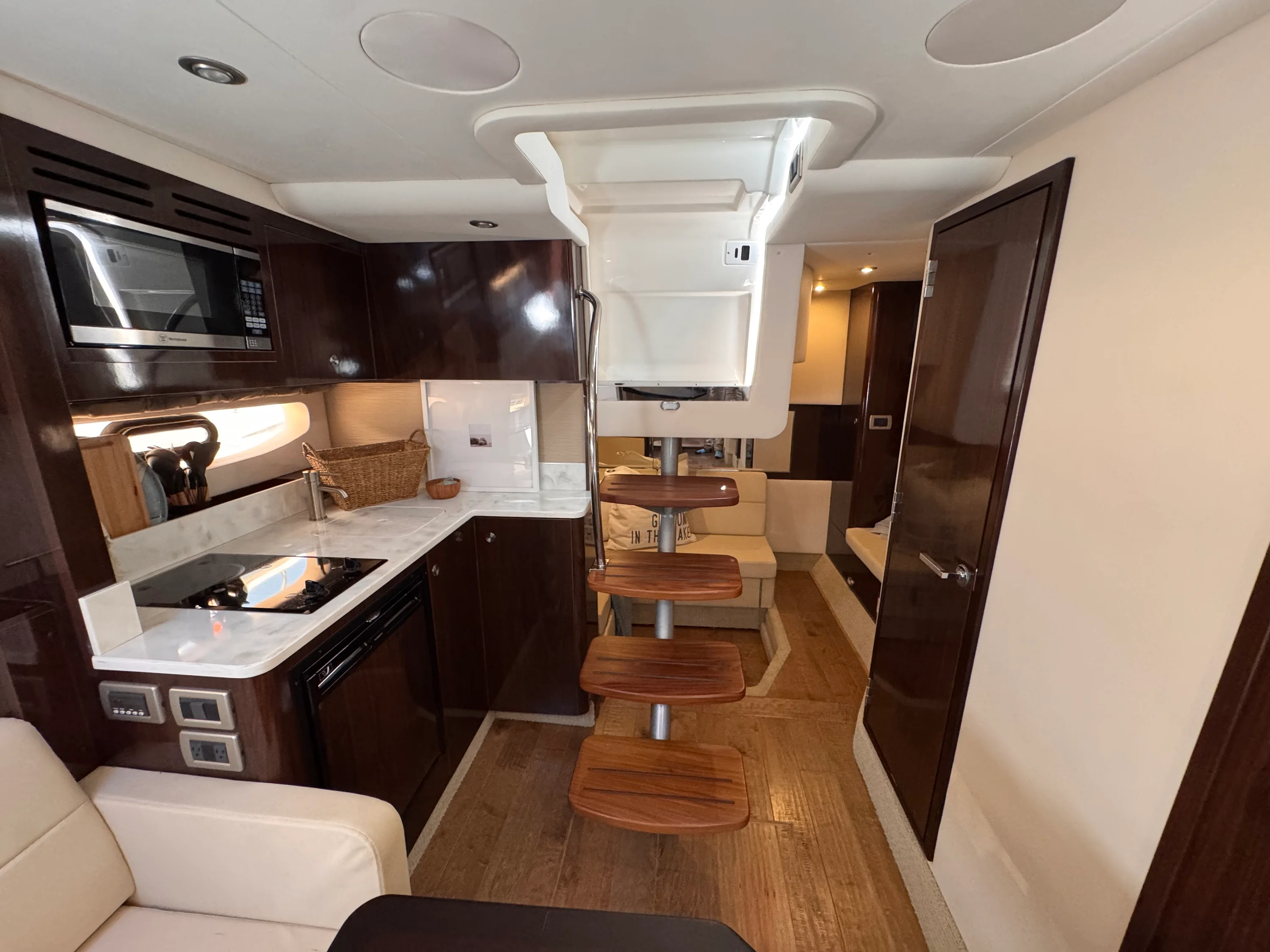 2018 Sea Ray 350 SUNDANCER Image Thumbnail #32