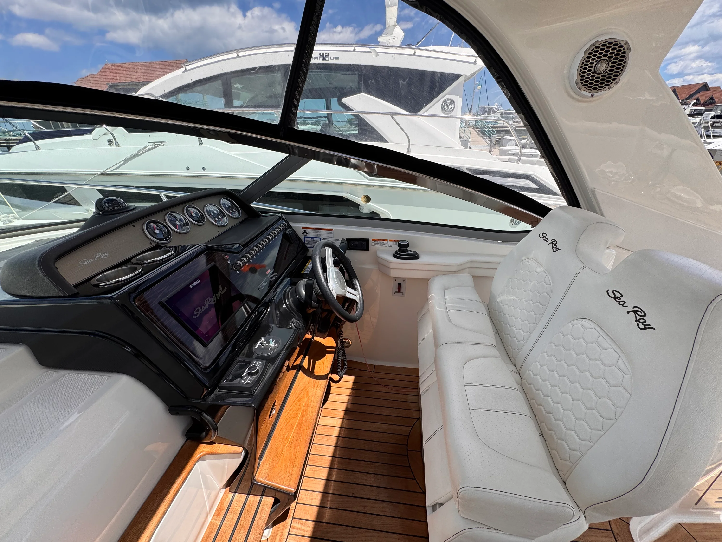2018 Sea Ray 350 SUNDANCER Image Thumbnail #15