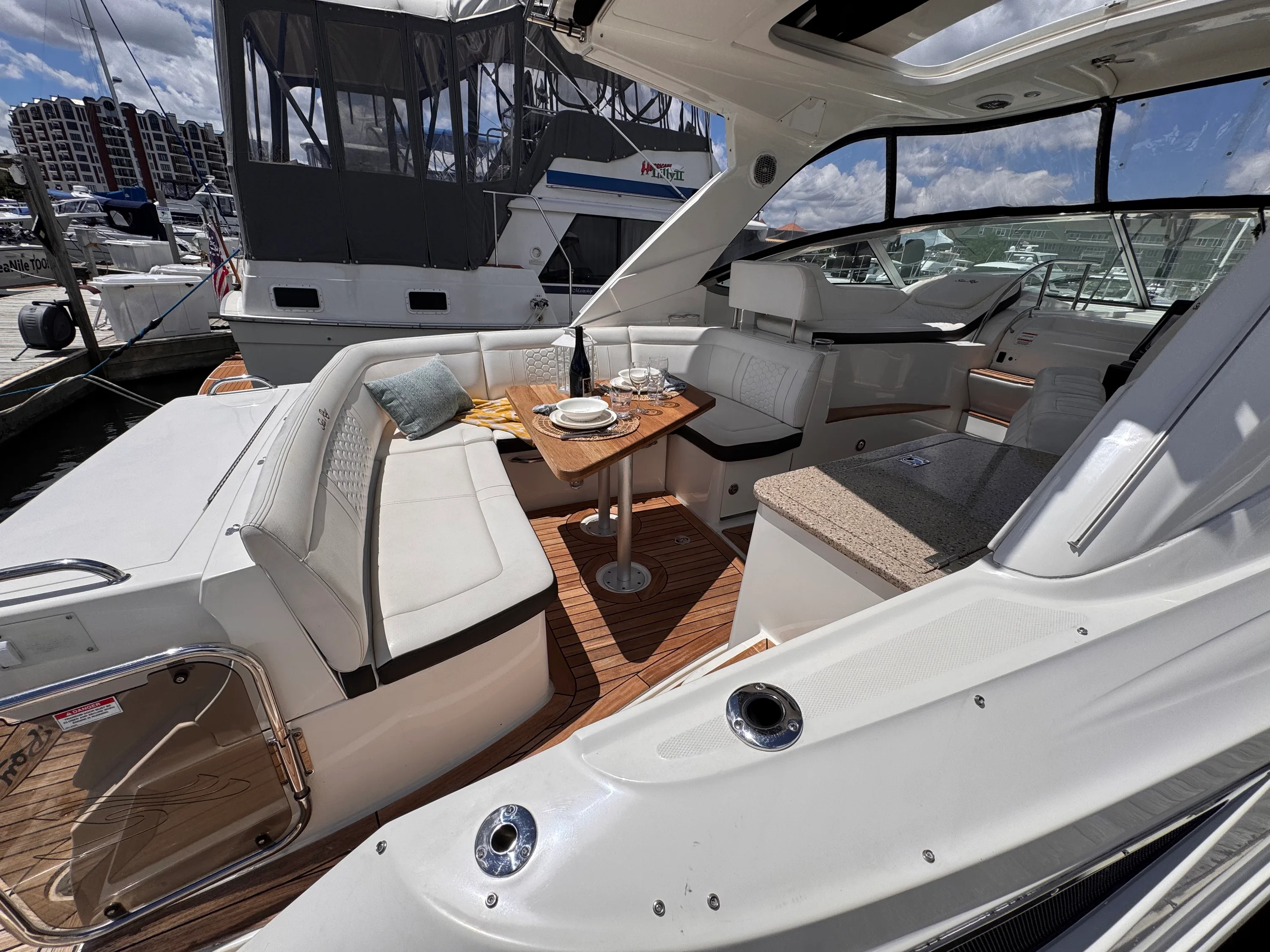 2018 Sea Ray 350 SUNDANCER Image Thumbnail #10