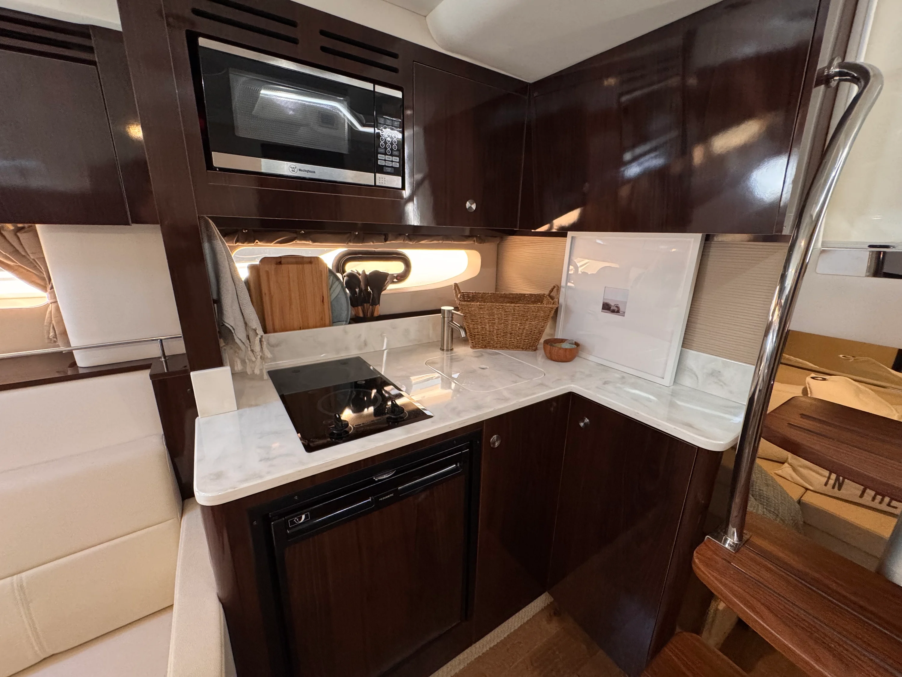 2018 Sea Ray 350 SUNDANCER Image Thumbnail #31