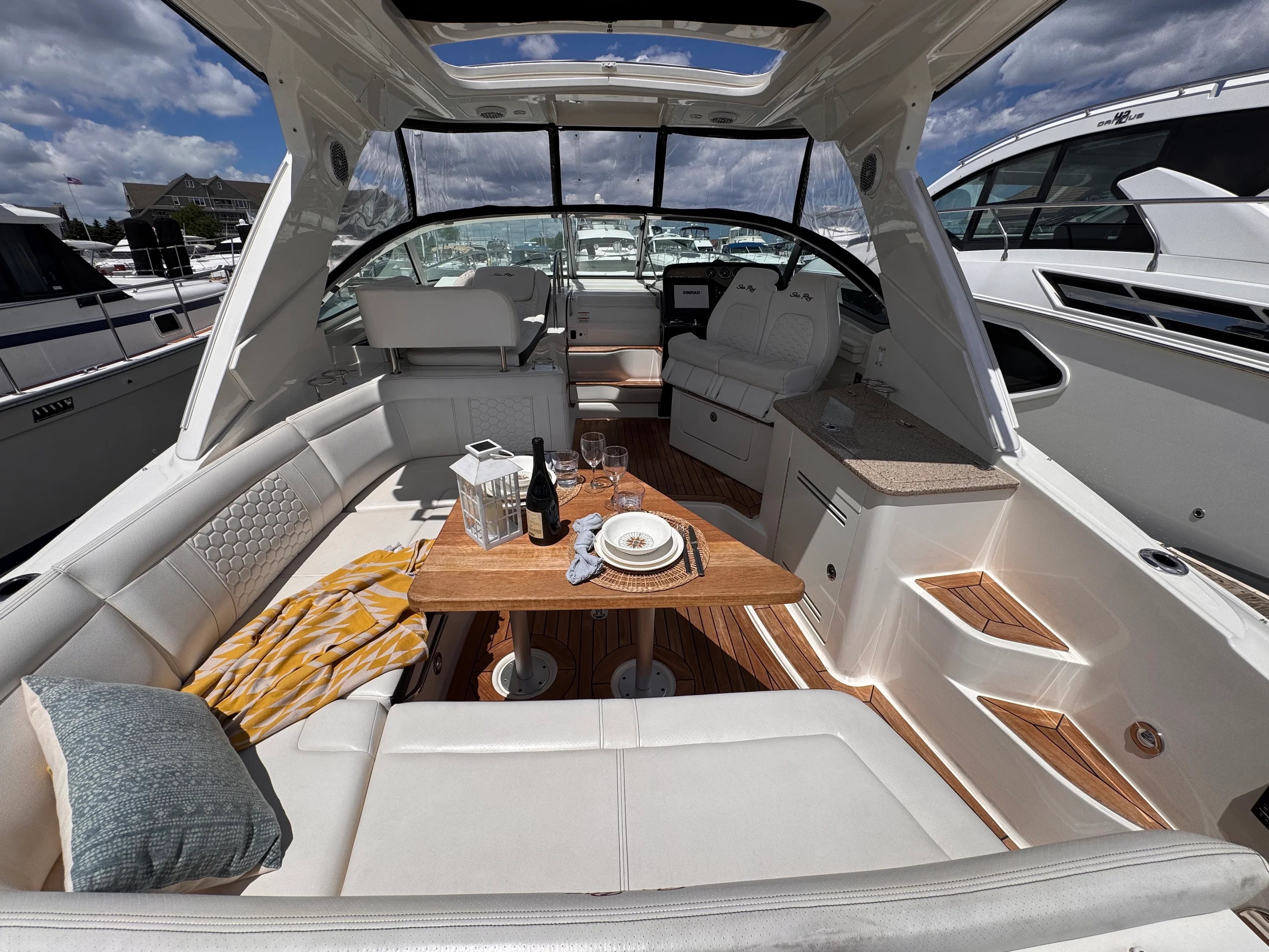 2018 Sea Ray 350 SUNDANCER Image Thumbnail #11