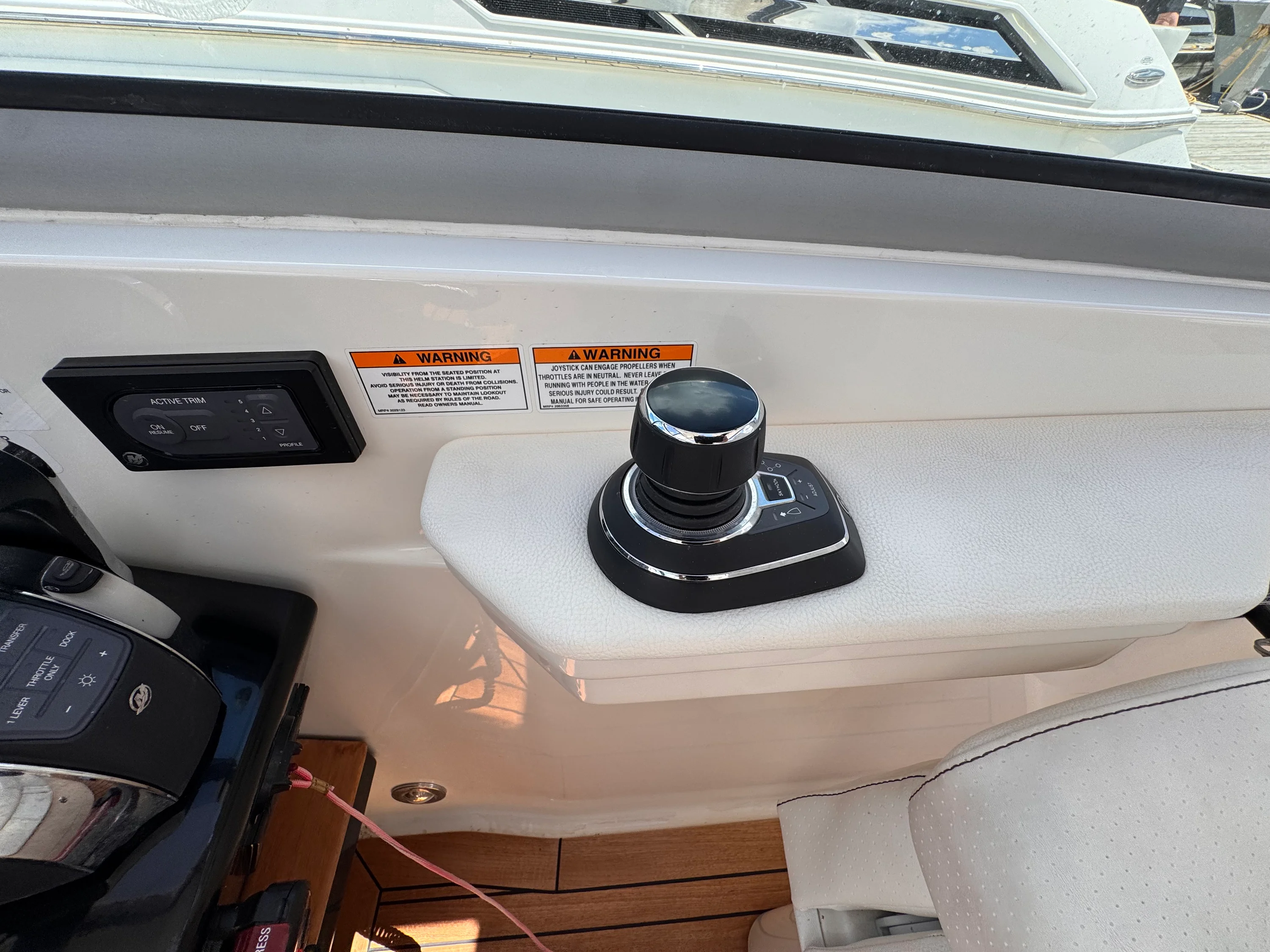 2018 Sea Ray 350 SUNDANCER Image Thumbnail #16
