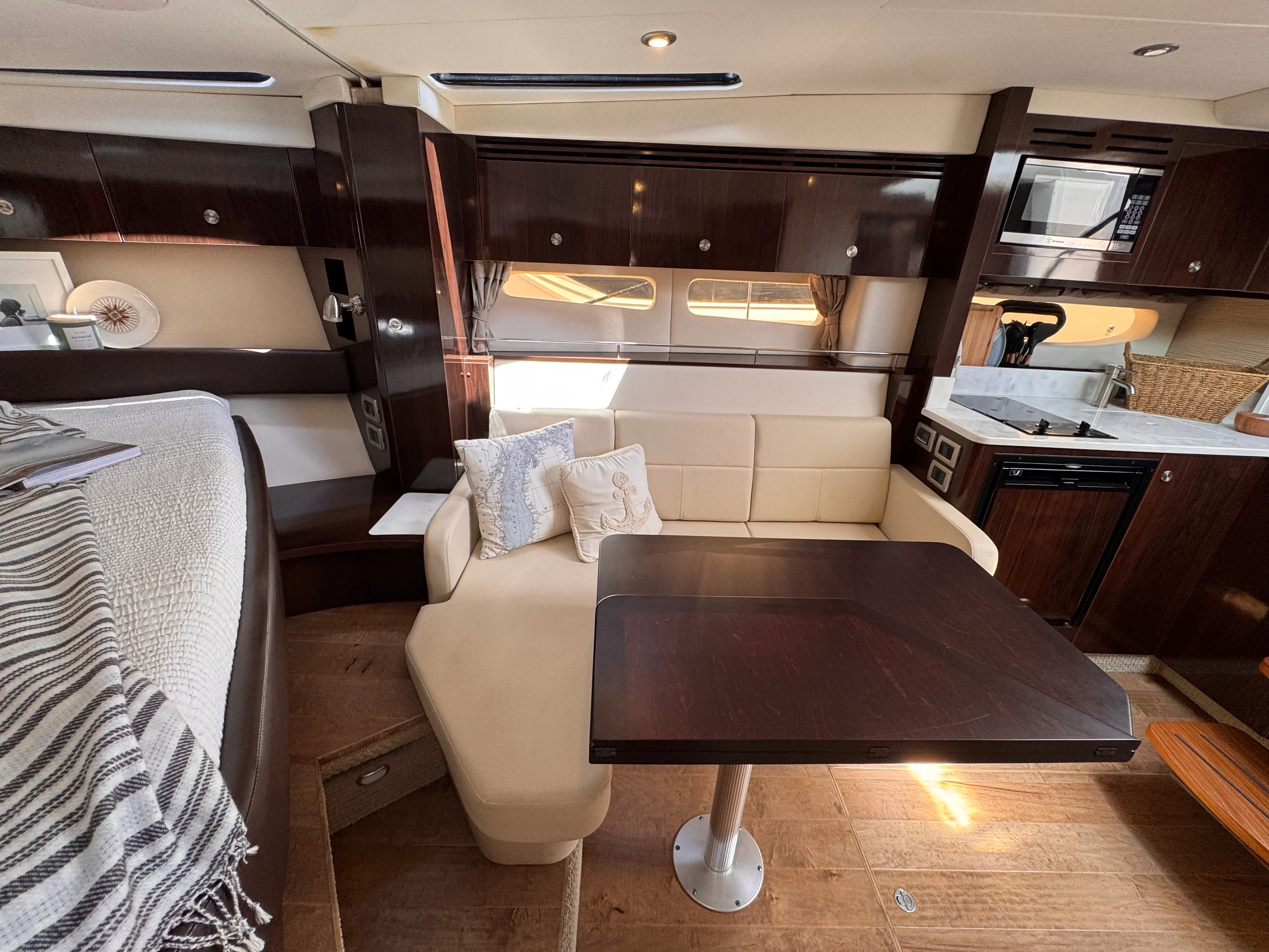 2018 Sea Ray 350 SUNDANCER Image Thumbnail #24