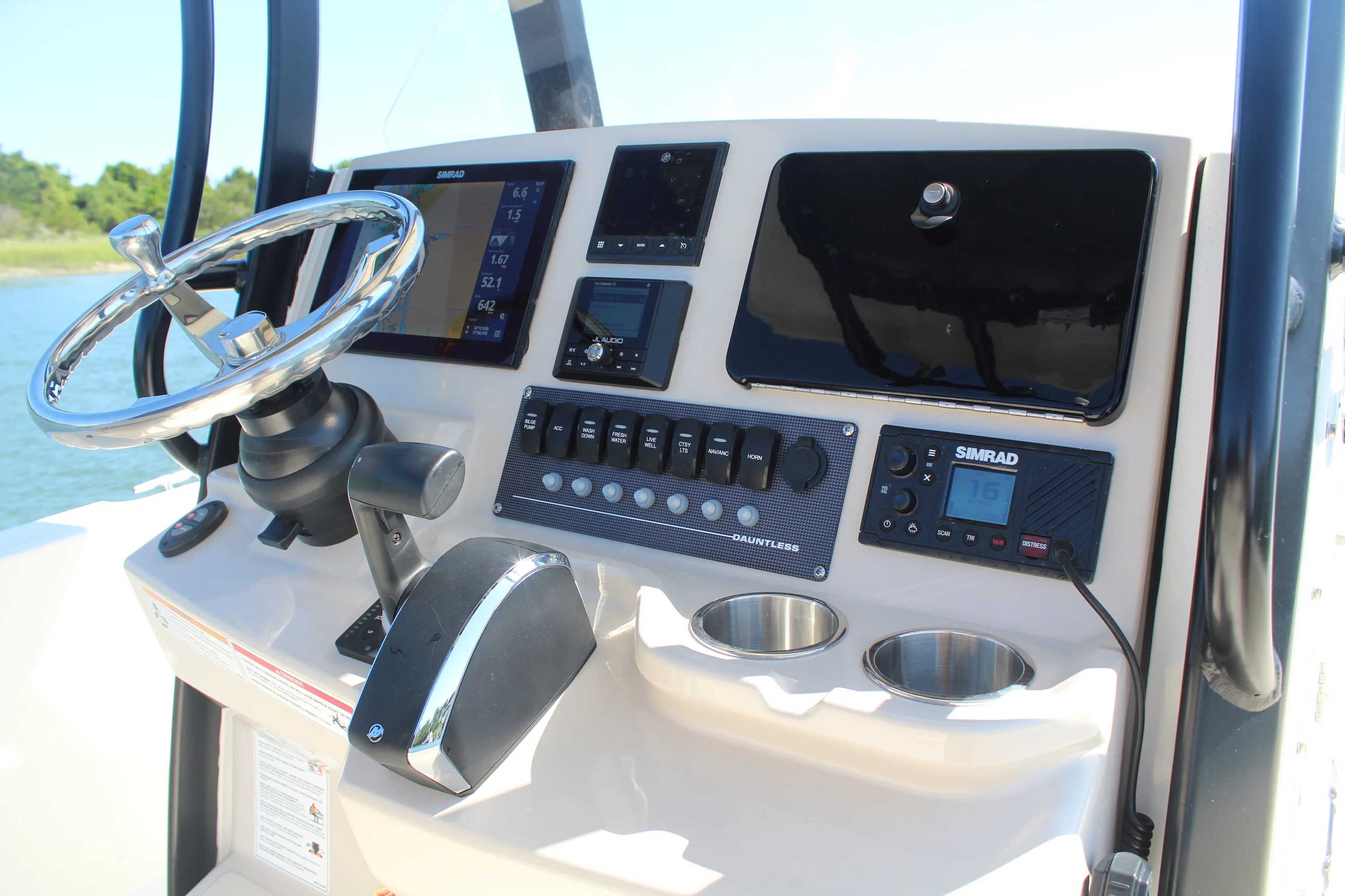 2025 Boston Whaler 250 DAUNTLESS Image Thumbnail #8