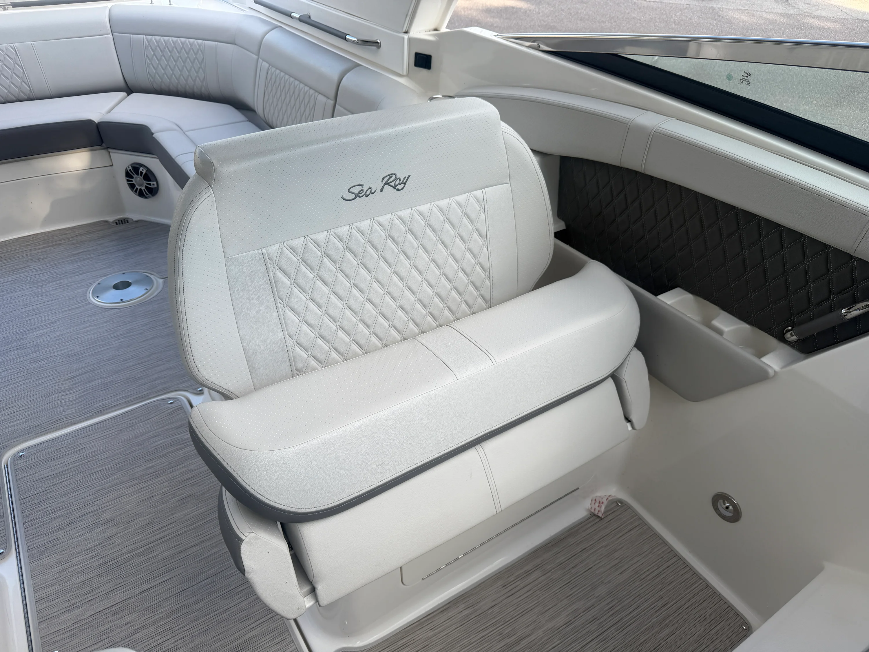 2025 Sea Ray SLX 350 Image Thumbnail #17