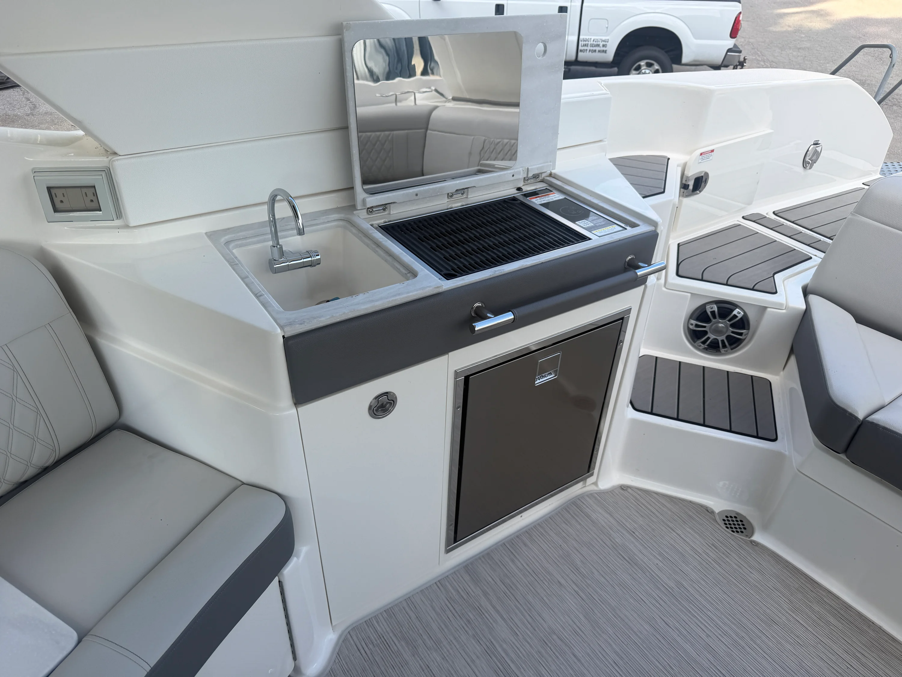 2025 Sea Ray SLX 350 Image Thumbnail #12
