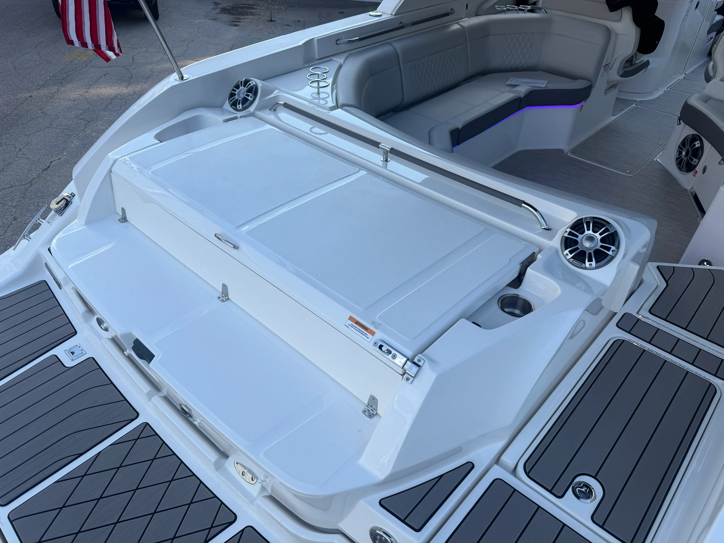 2025 Sea Ray SLX 350 Image Thumbnail #31
