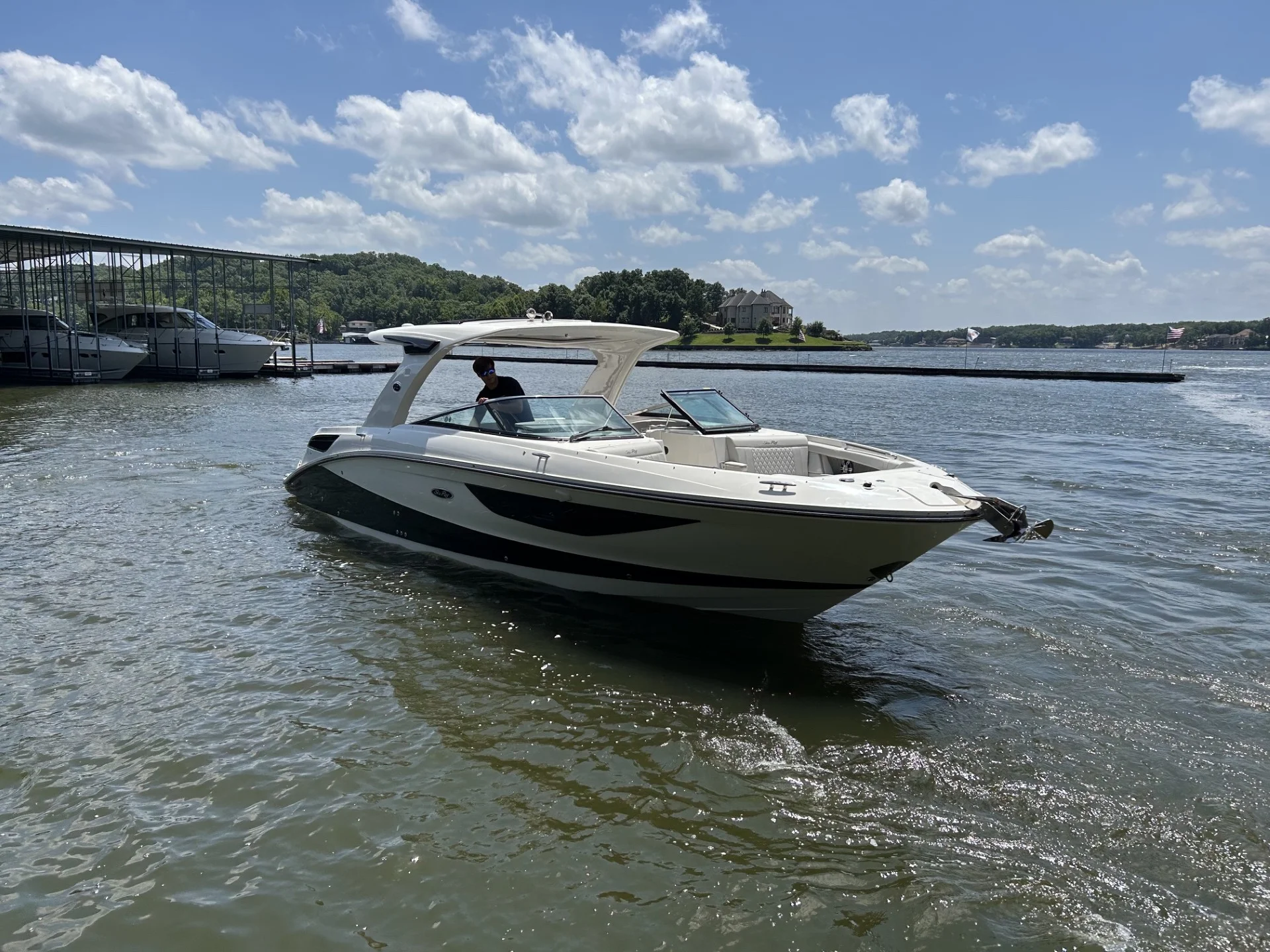 2025 Sea Ray SLX 350 Image Thumbnail #3