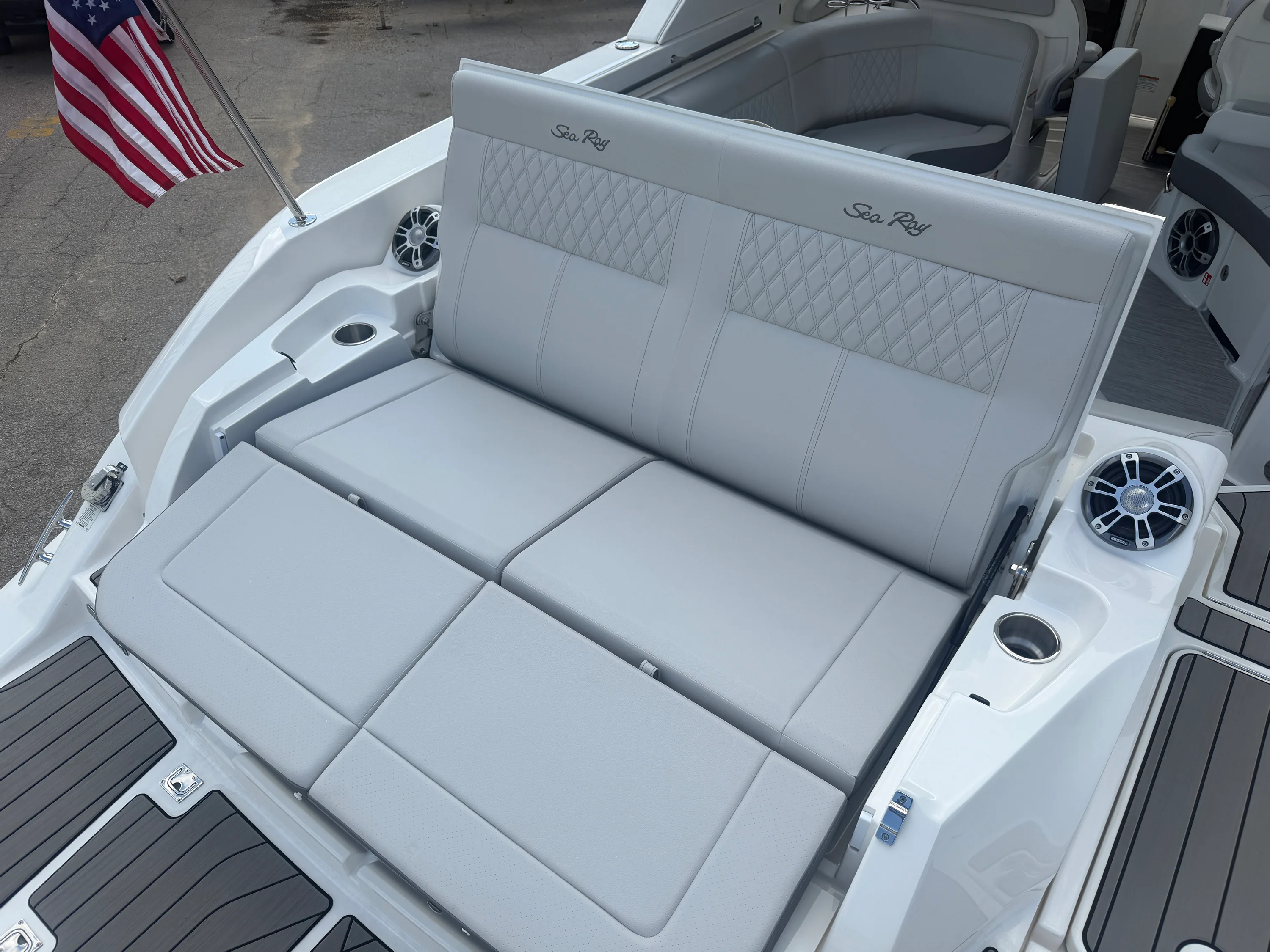 2025 Sea Ray SLX 350 Image Thumbnail #9