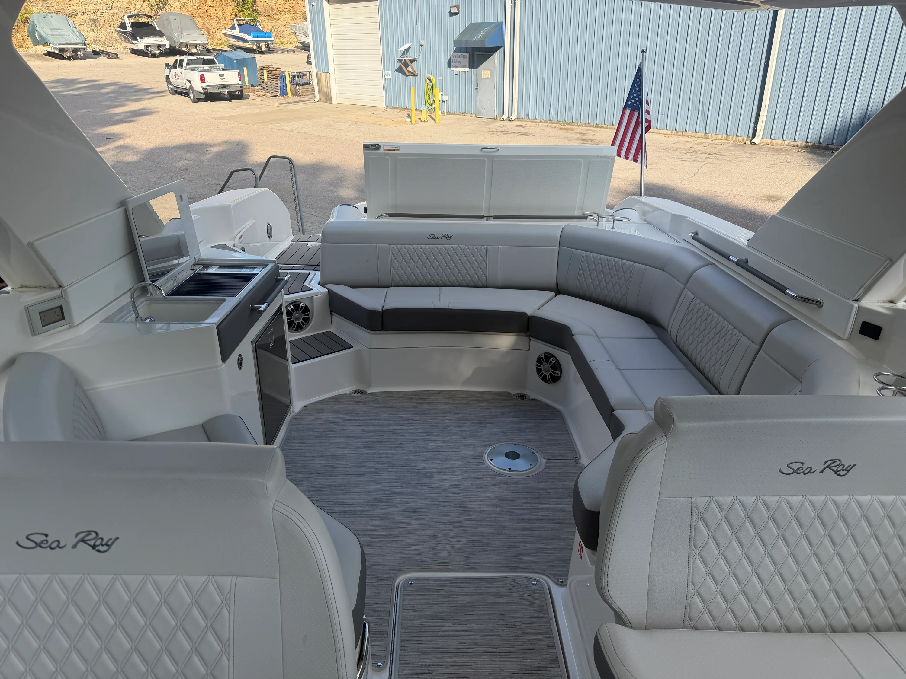 2025 Sea Ray SLX 350 Image Thumbnail #18