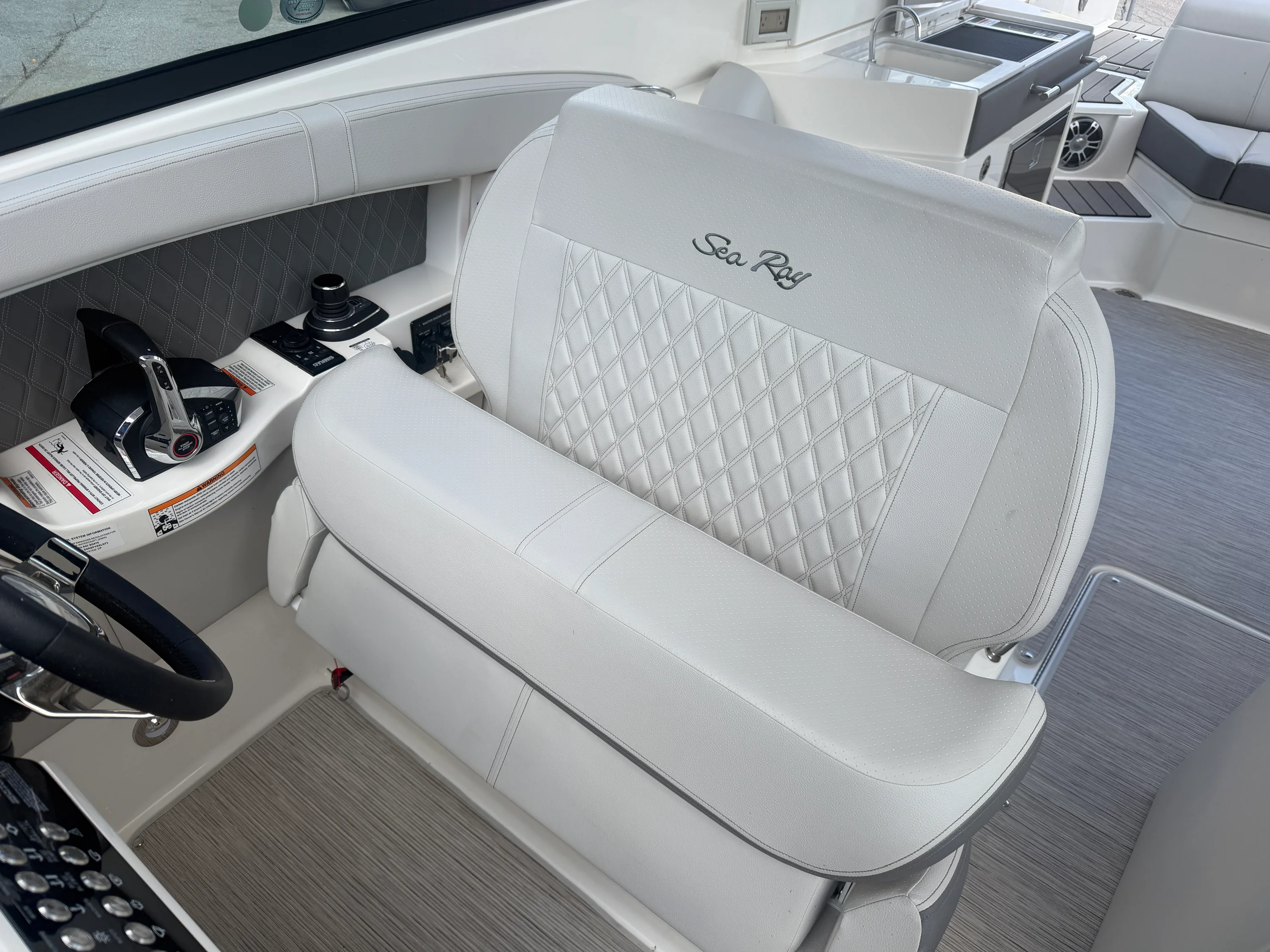 2025 Sea Ray SLX 350 Image Thumbnail #16