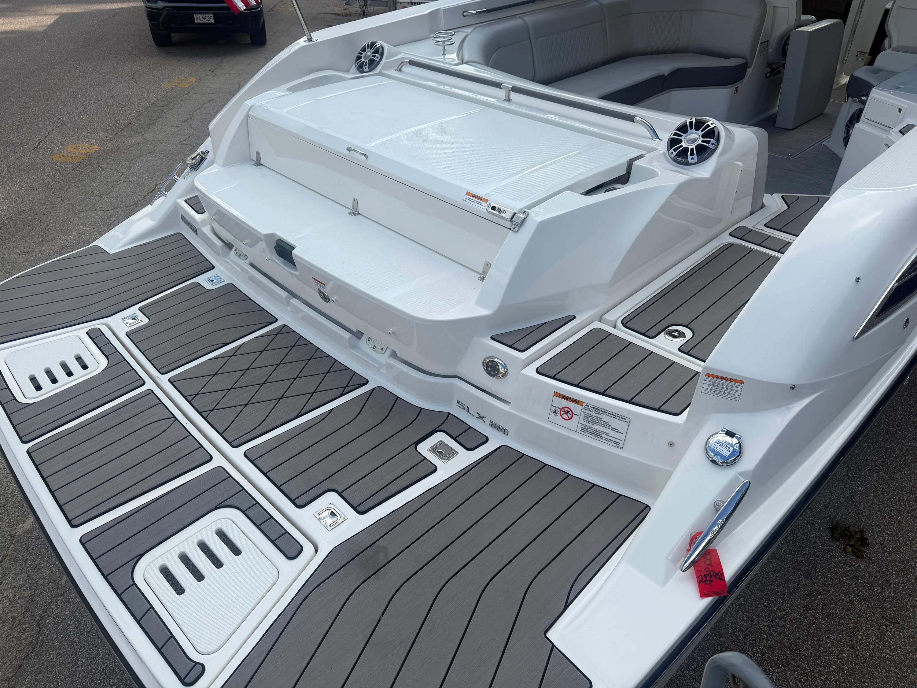 2025 Sea Ray SLX 350 Image Thumbnail #7