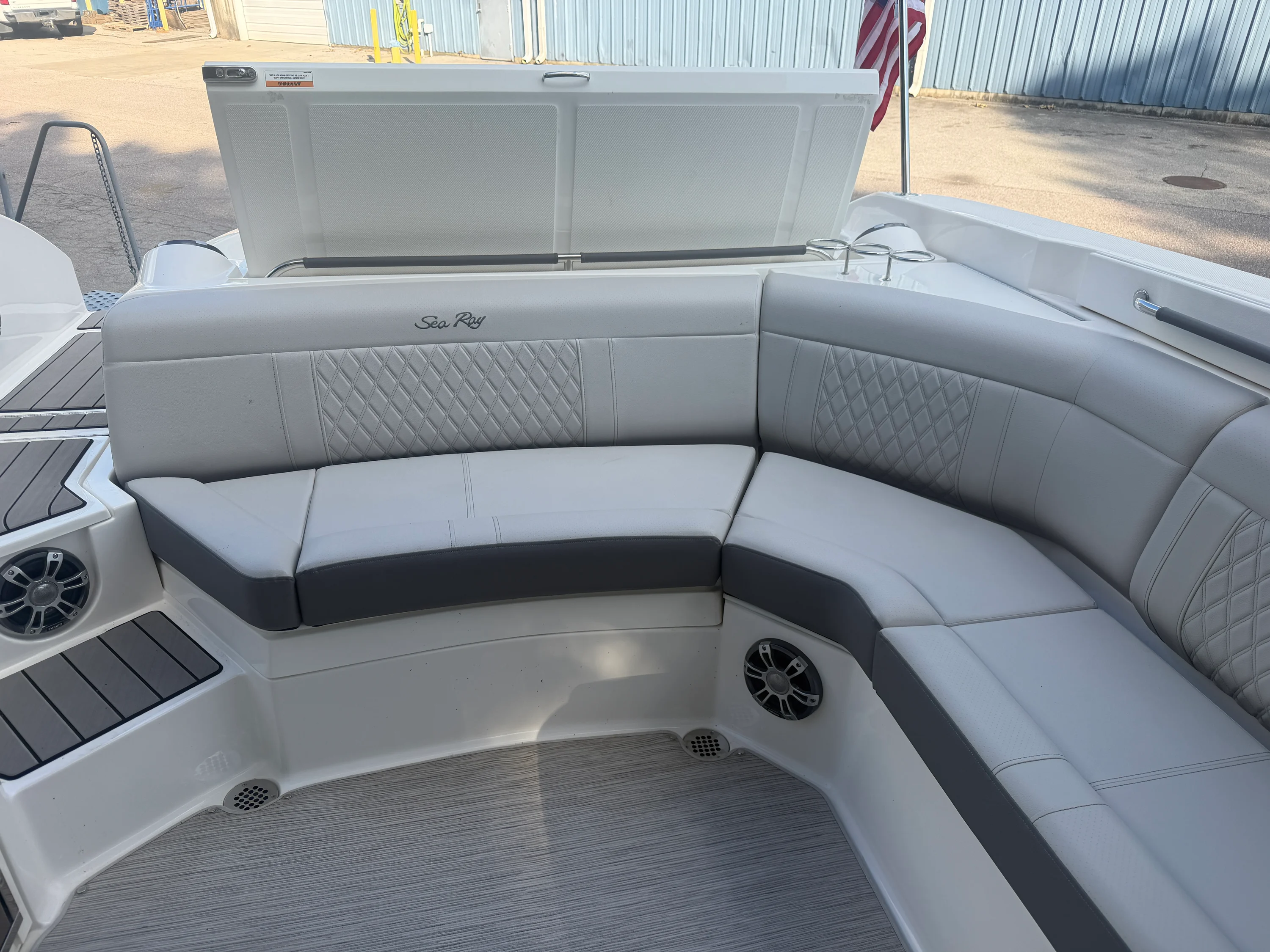 2025 Sea Ray SLX 350 Image Thumbnail #13