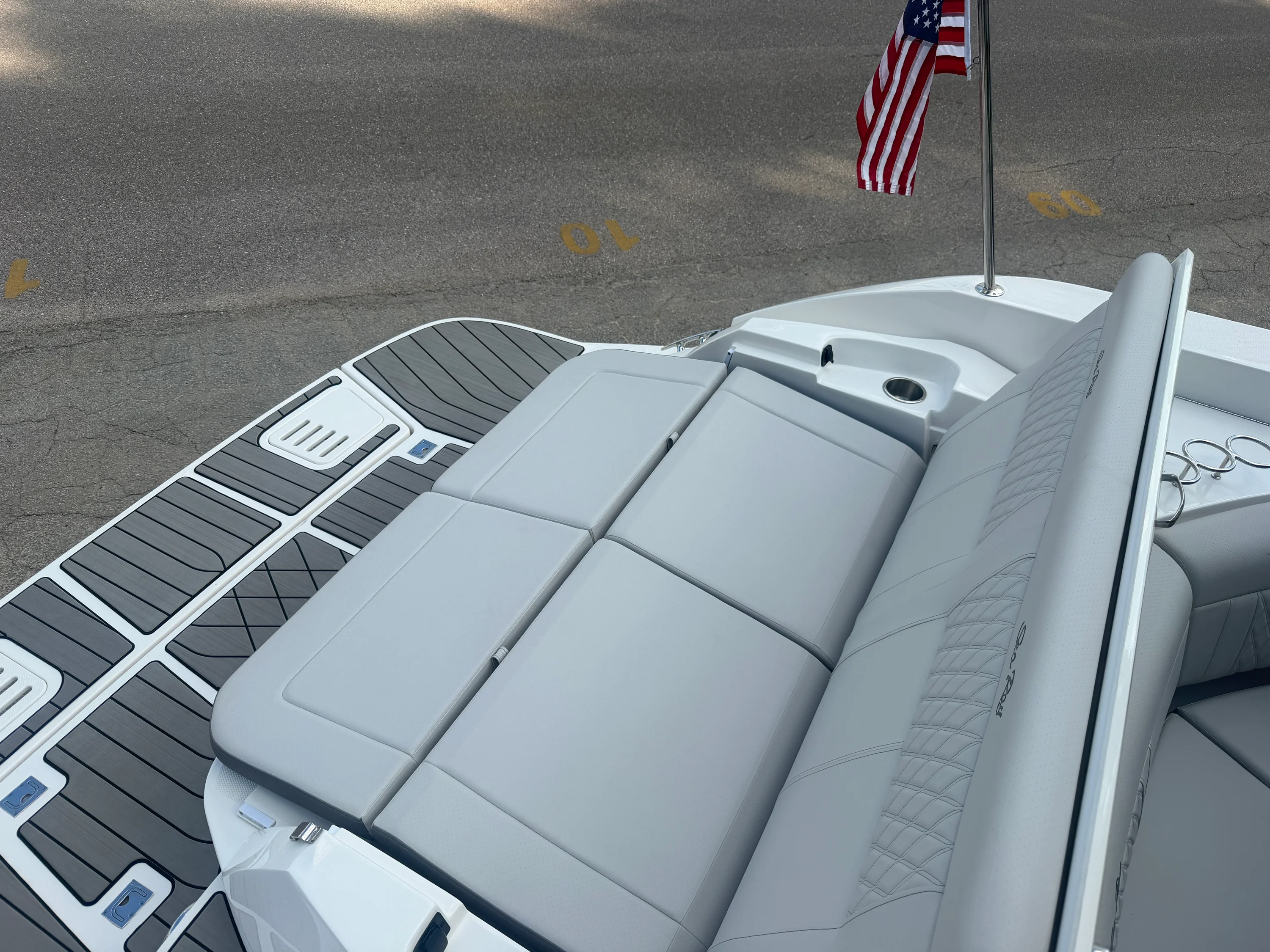2025 Sea Ray SLX 350 Image Thumbnail #10
