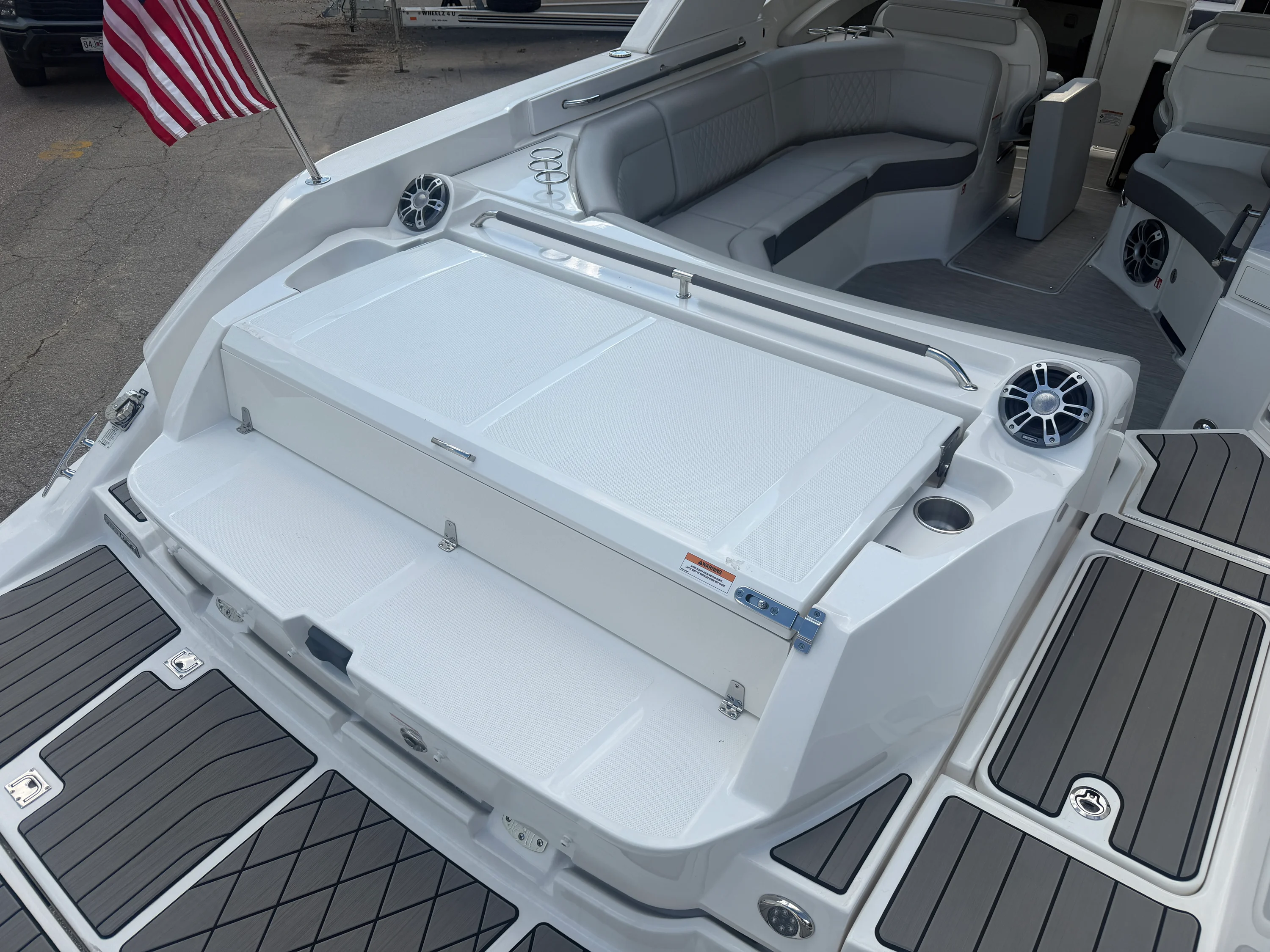 2025 Sea Ray SLX 350 Image Thumbnail #8