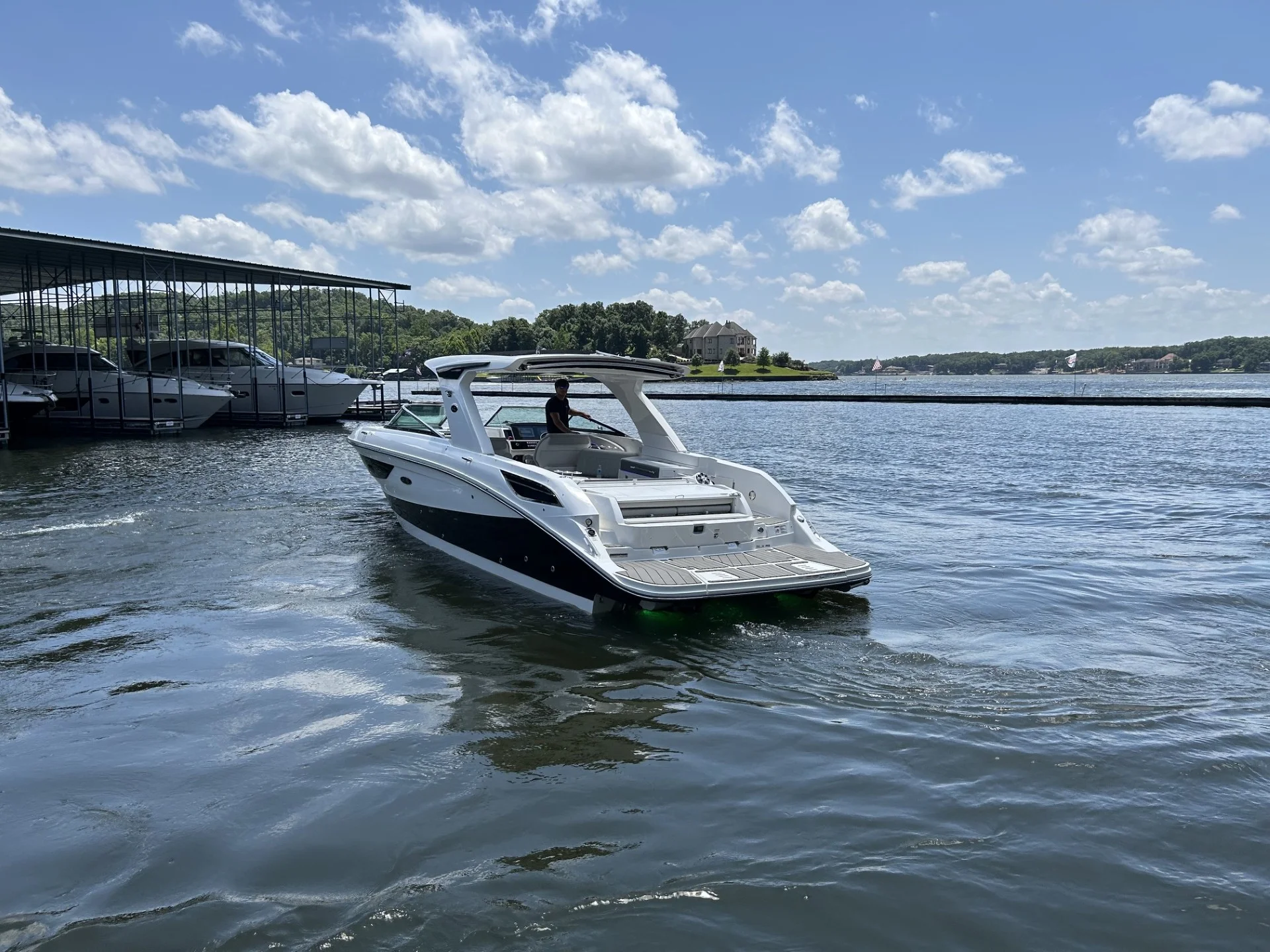 2025 Sea Ray SLX 350 Image Thumbnail #2