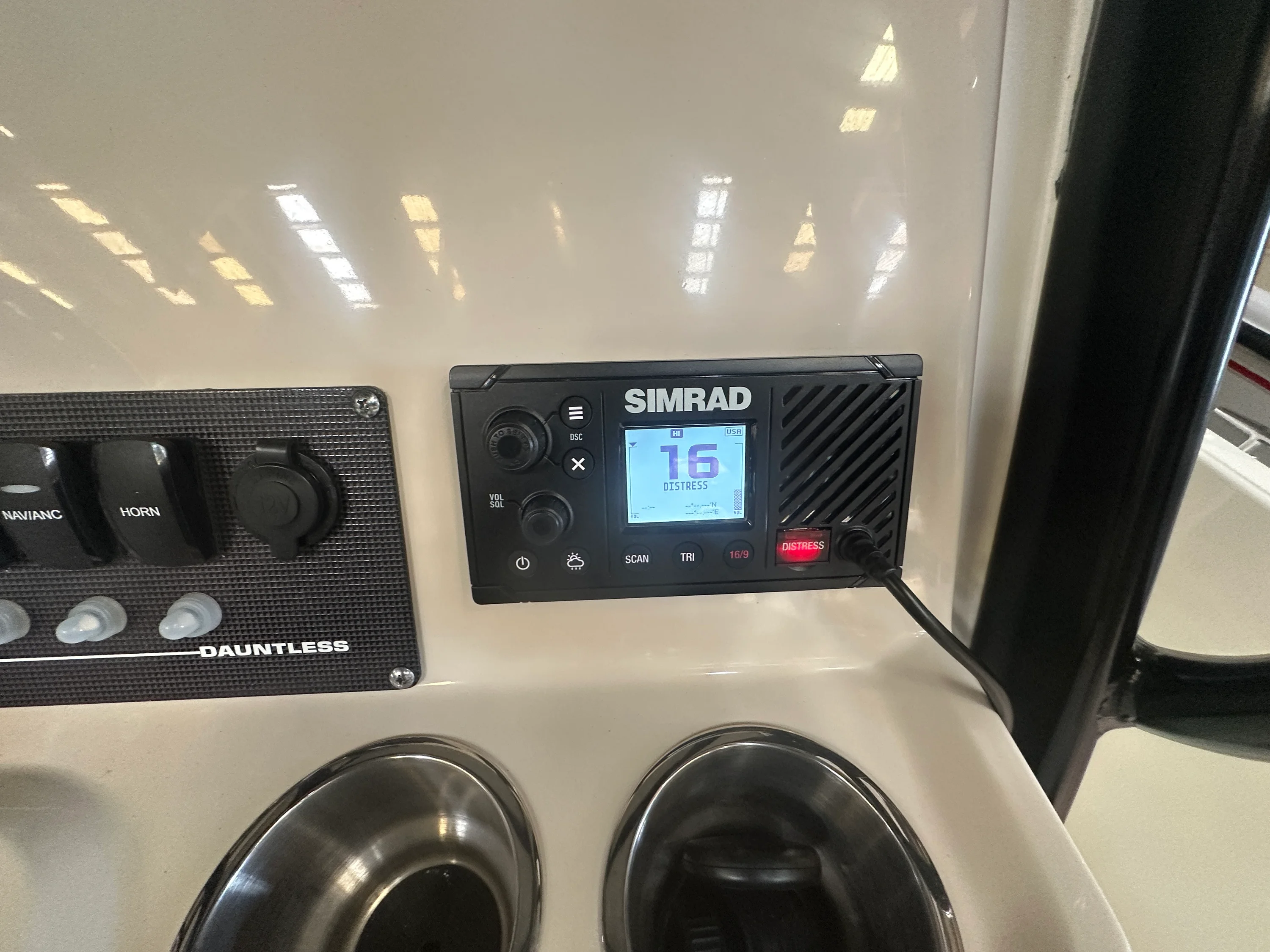 2023 Boston Whaler 220 DAUNTLESS Image Thumbnail #8