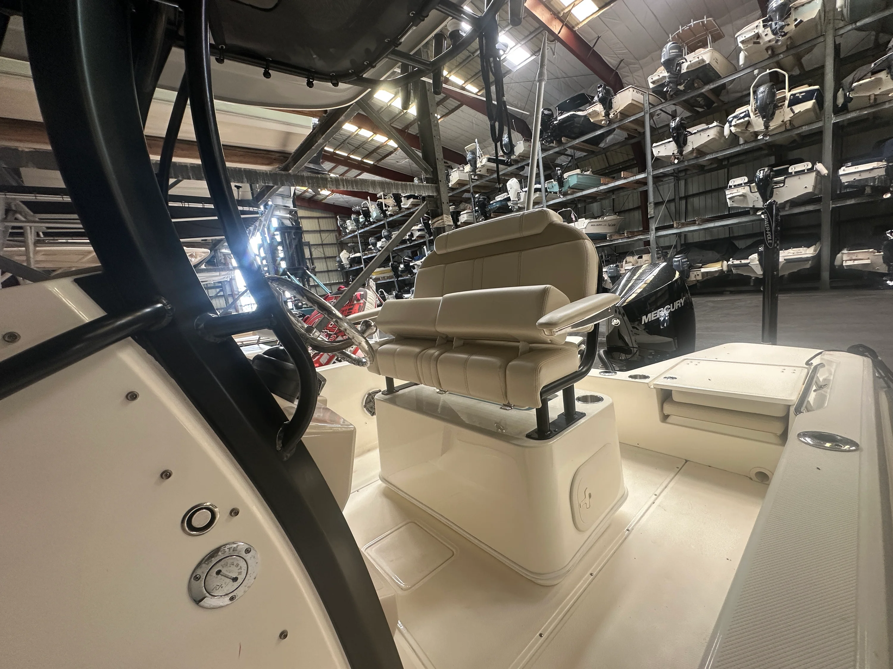2023 Boston Whaler 220 DAUNTLESS Image Thumbnail #3