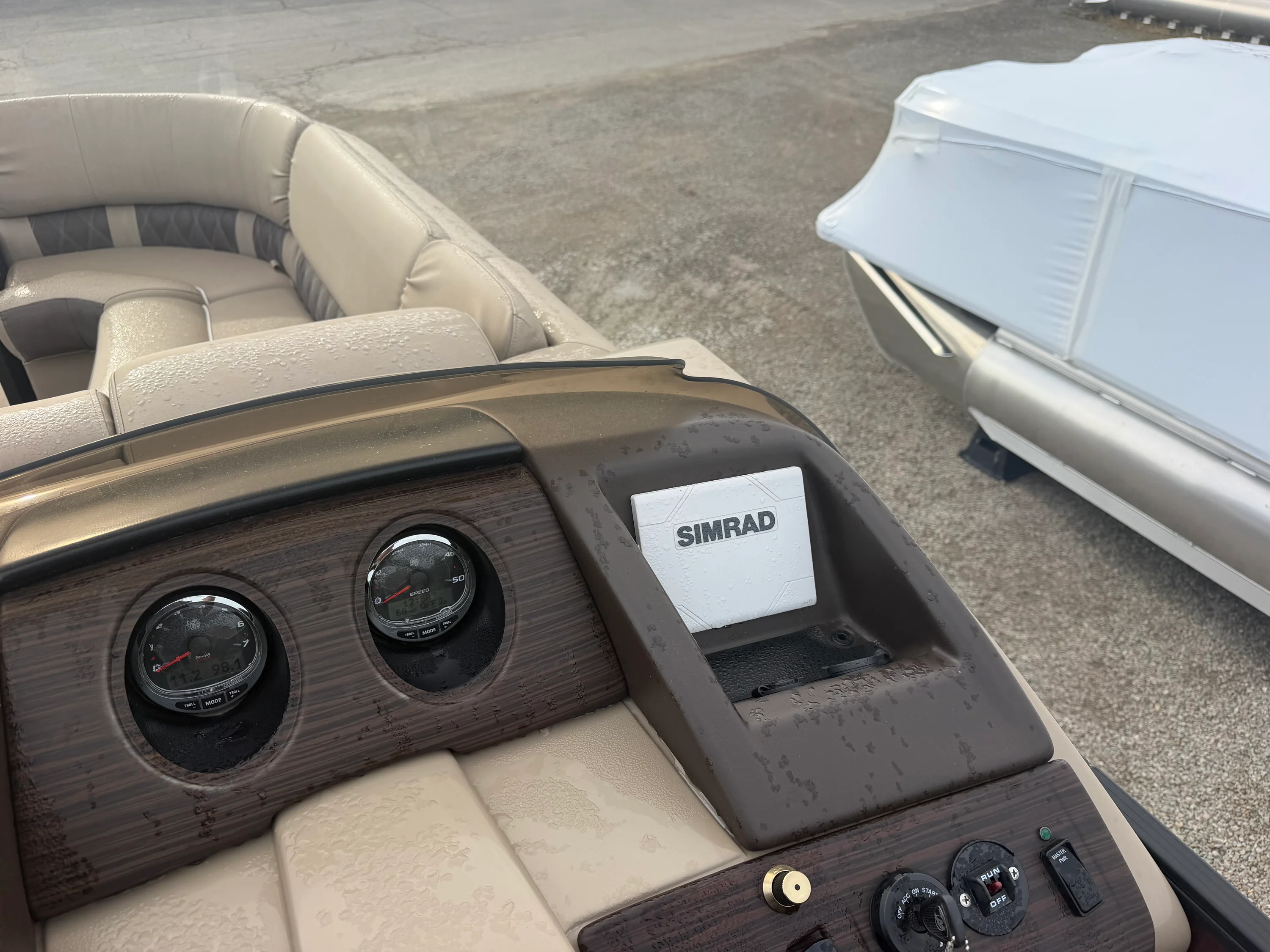 2019 Bennington R23 Image Thumbnail #19