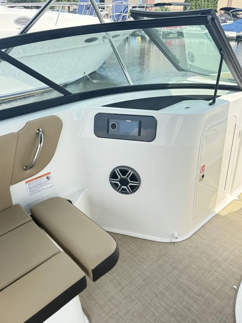 2026 Sea Ray SDX 230 Image Thumbnail #12