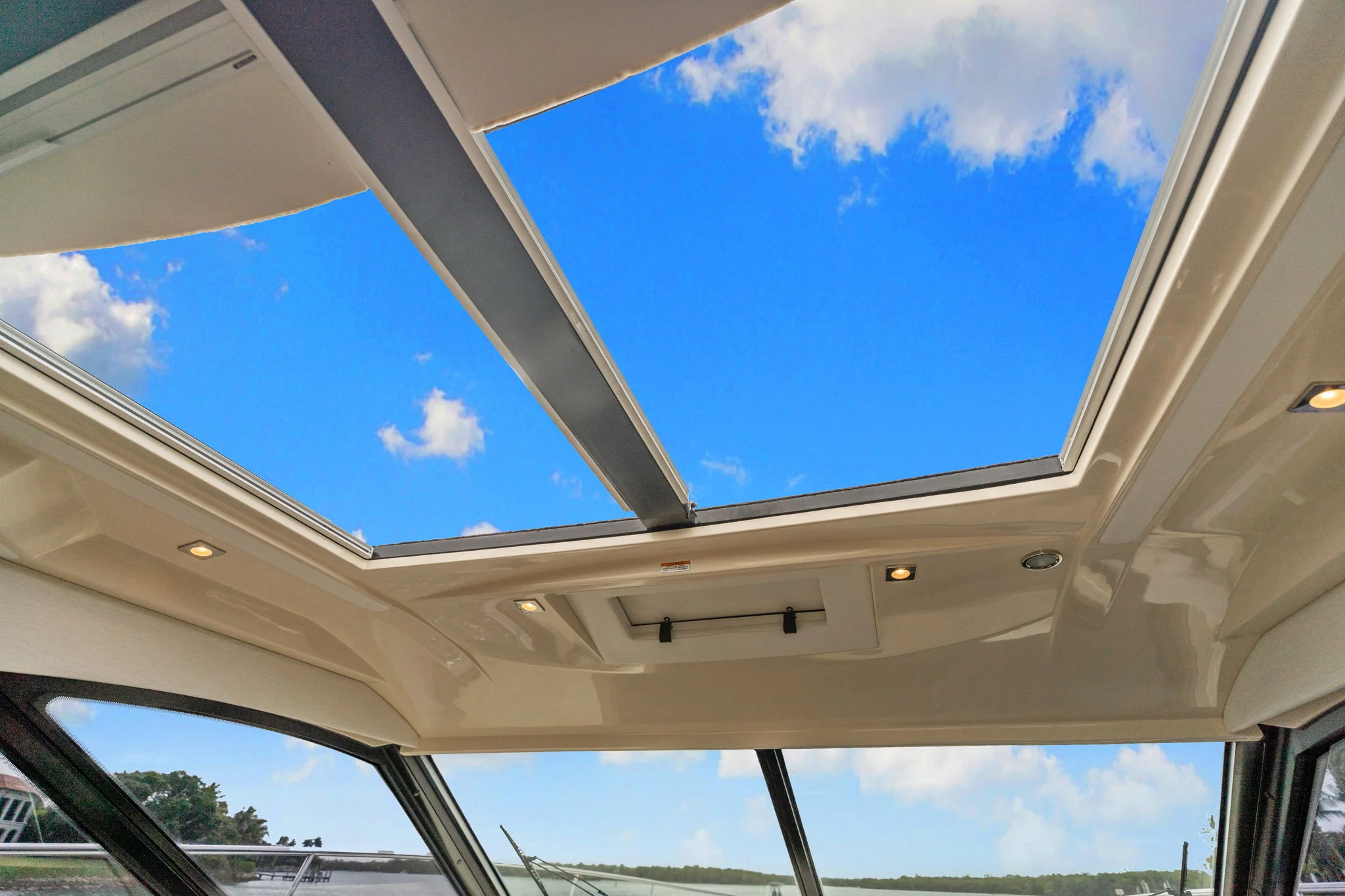 2017 Sea Ray SUNDANCER 510 Image Thumbnail #28