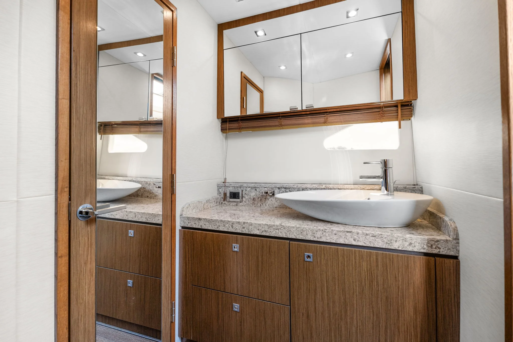 2017 Sea Ray SUNDANCER 510 Image Thumbnail #38