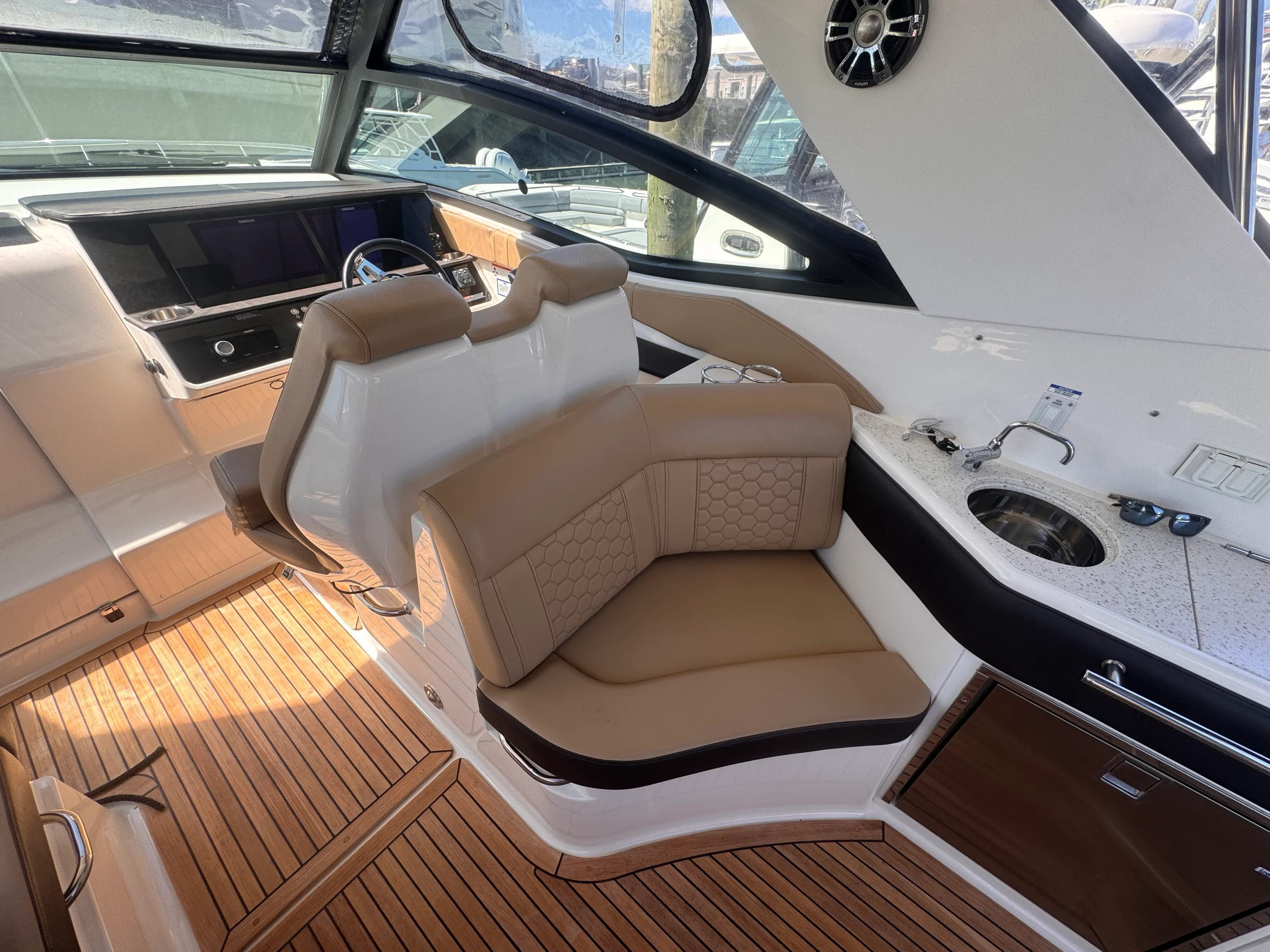 2019 Sea Ray 320 SUNDANCER Image Thumbnail #9