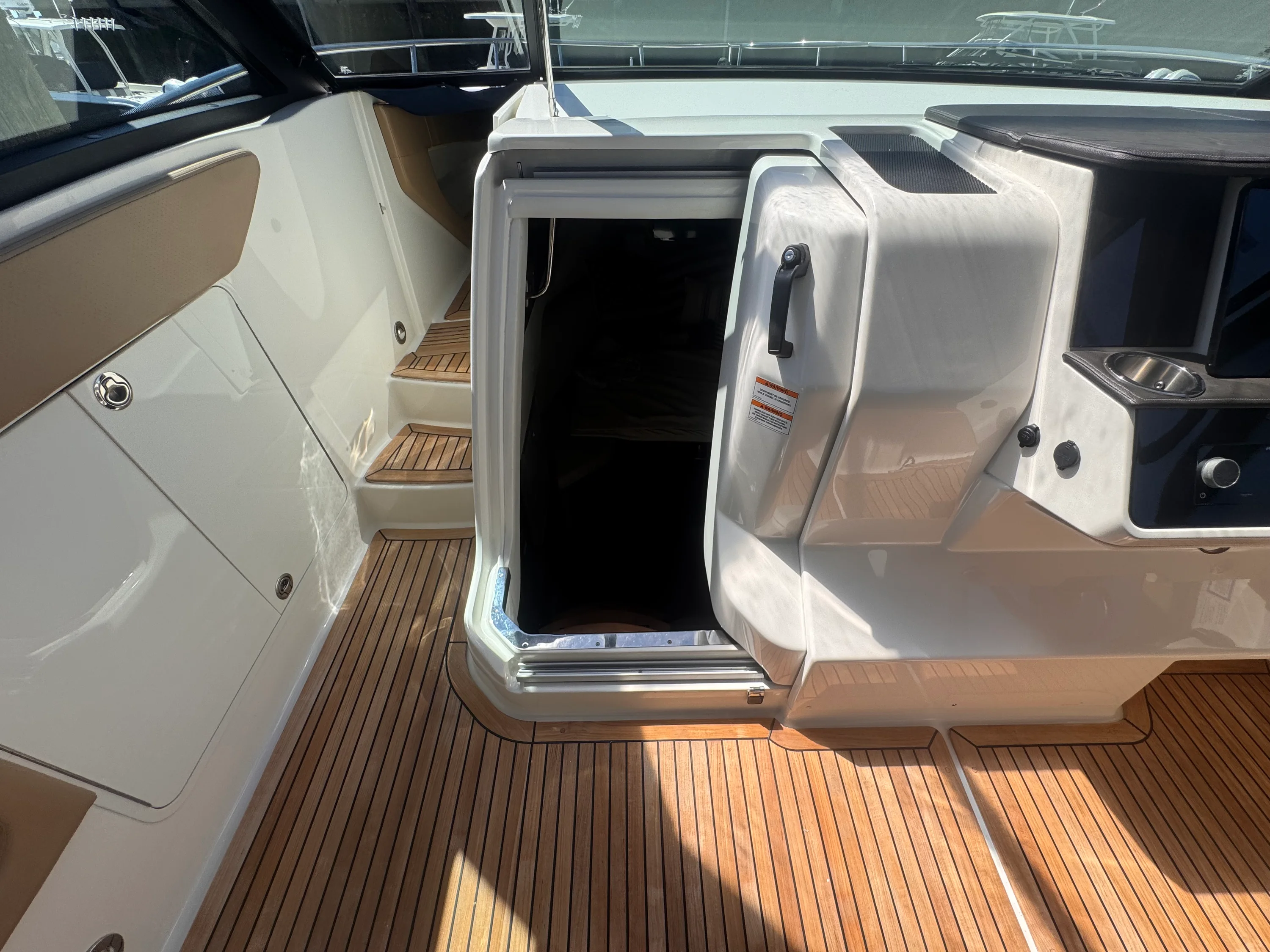 2019 Sea Ray 320 SUNDANCER Image Thumbnail #16