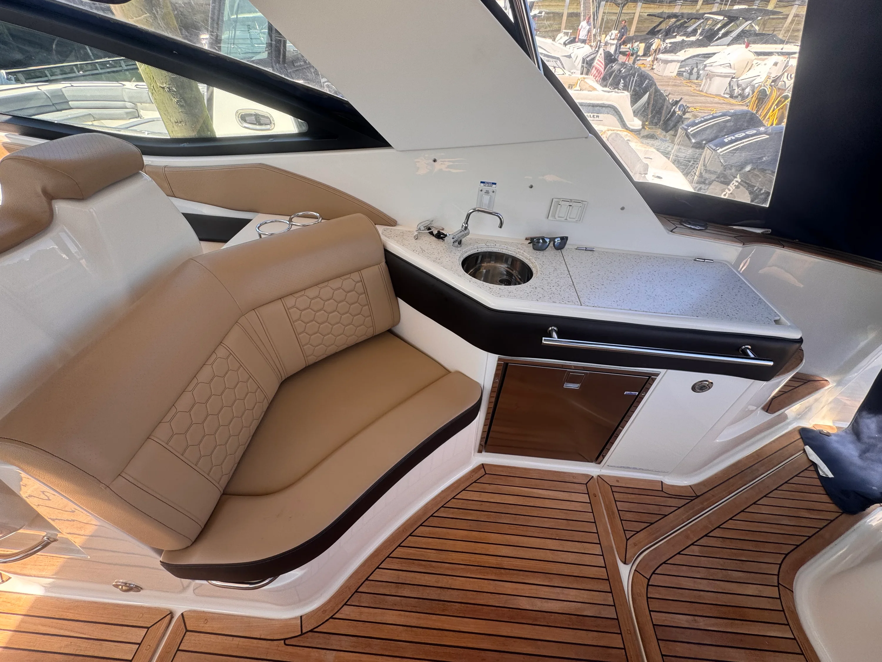 2019 Sea Ray 320 SUNDANCER Image Thumbnail #8