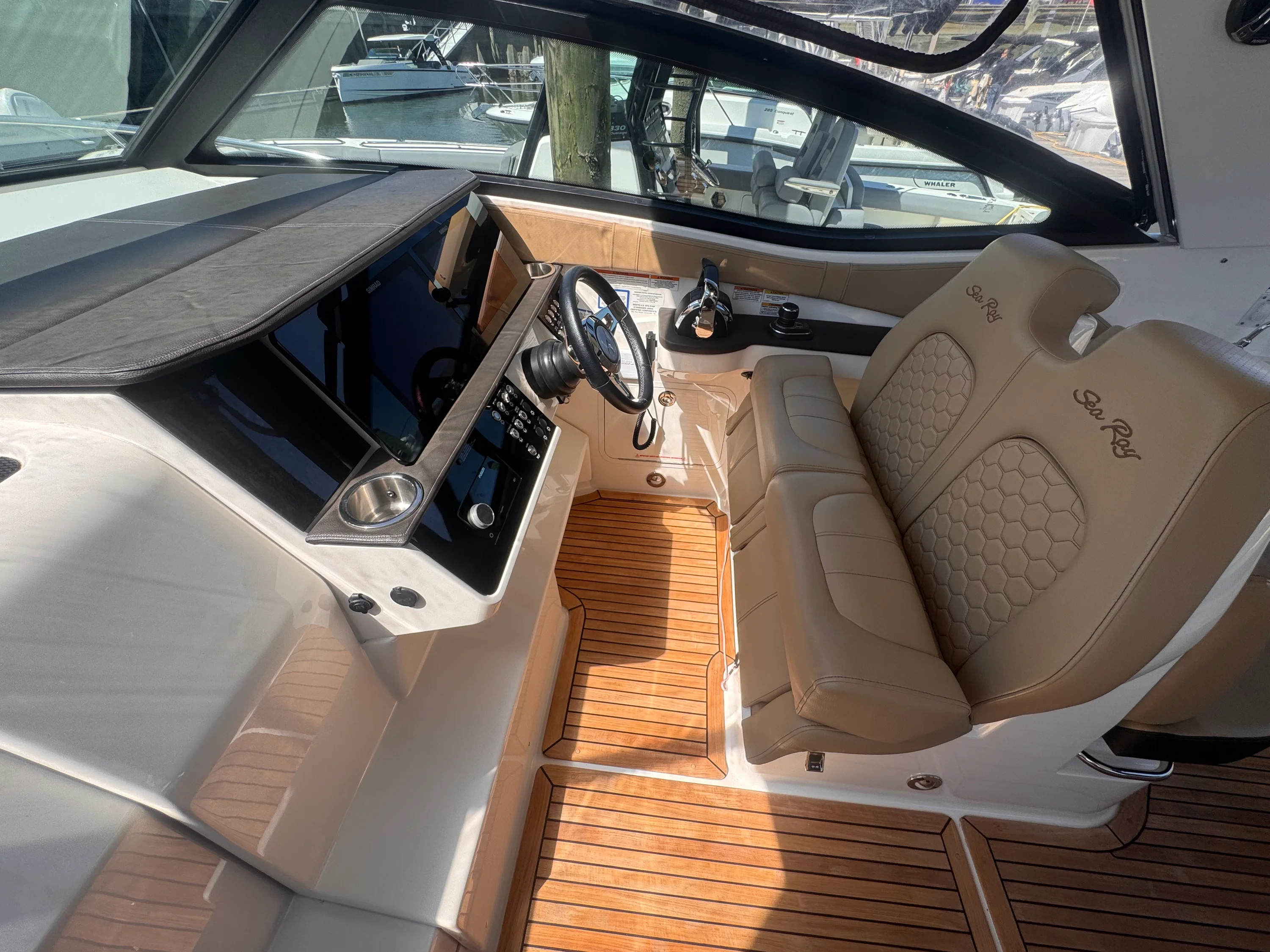 2019 Sea Ray 320 SUNDANCER Image Thumbnail #11