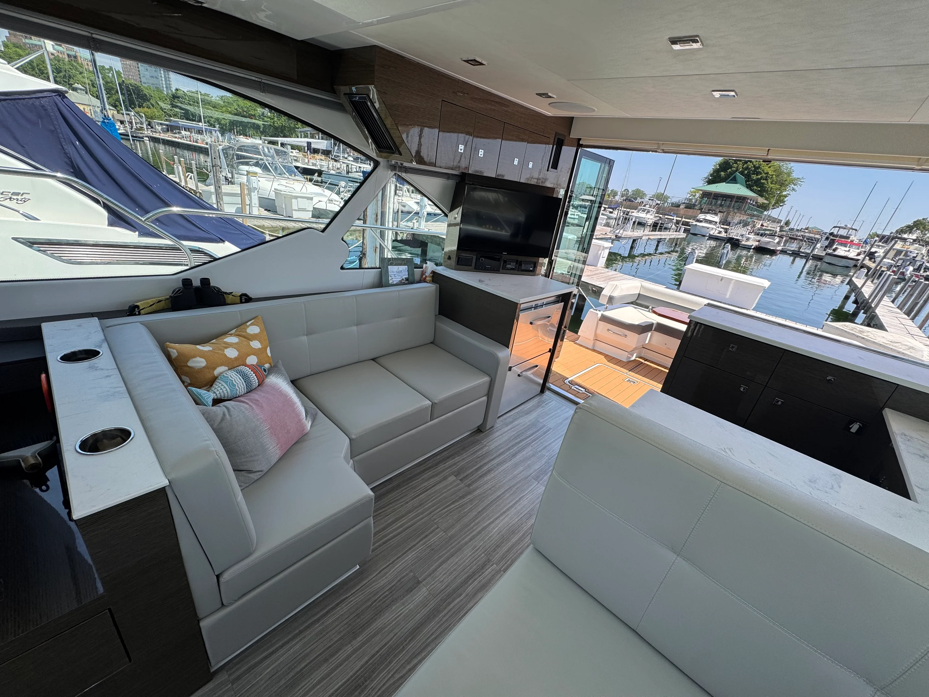 2021 Cruisers Yachts 50 CANTIUS Image Thumbnail #9