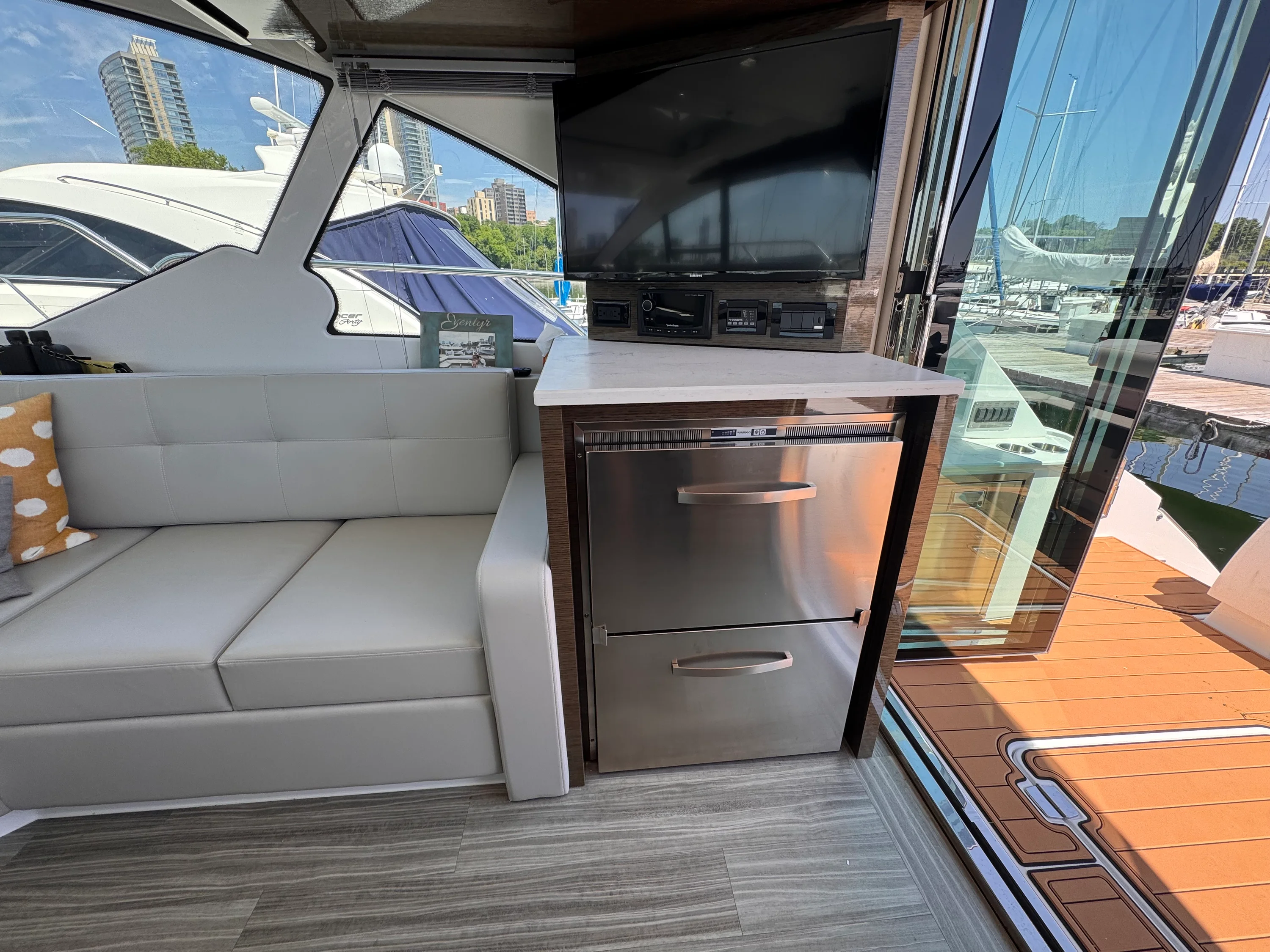 2021 Cruisers Yachts 50 CANTIUS Image Thumbnail #11