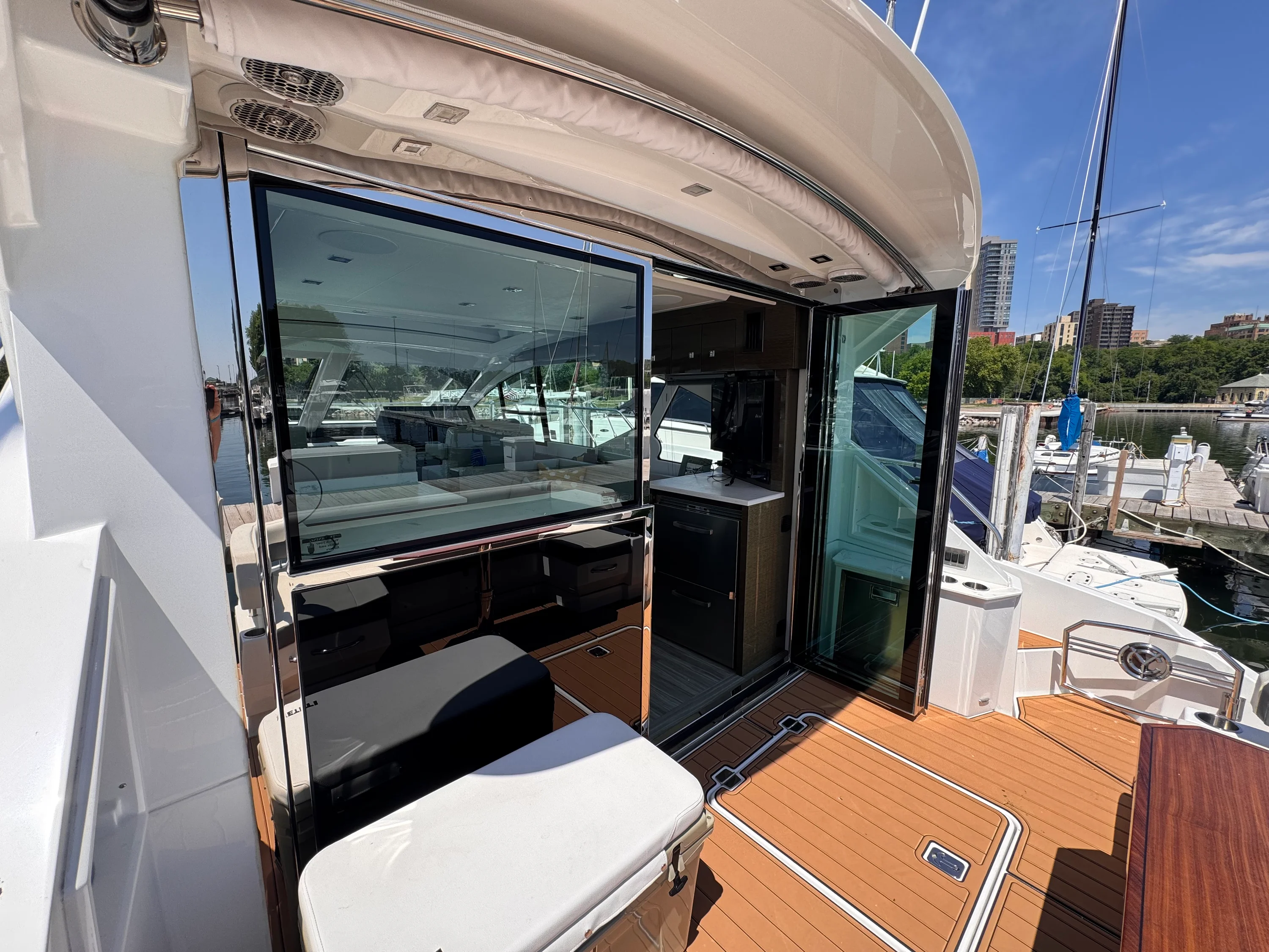 2021 Cruisers Yachts 50 CANTIUS Image Thumbnail #5
