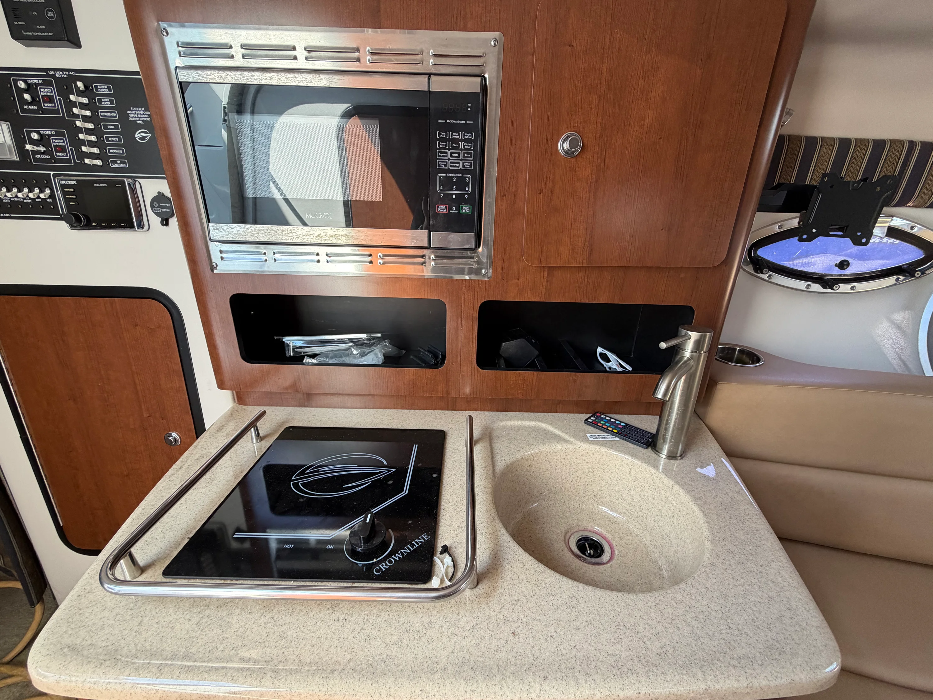 2018 Crownline 264 CR Image Thumbnail #9