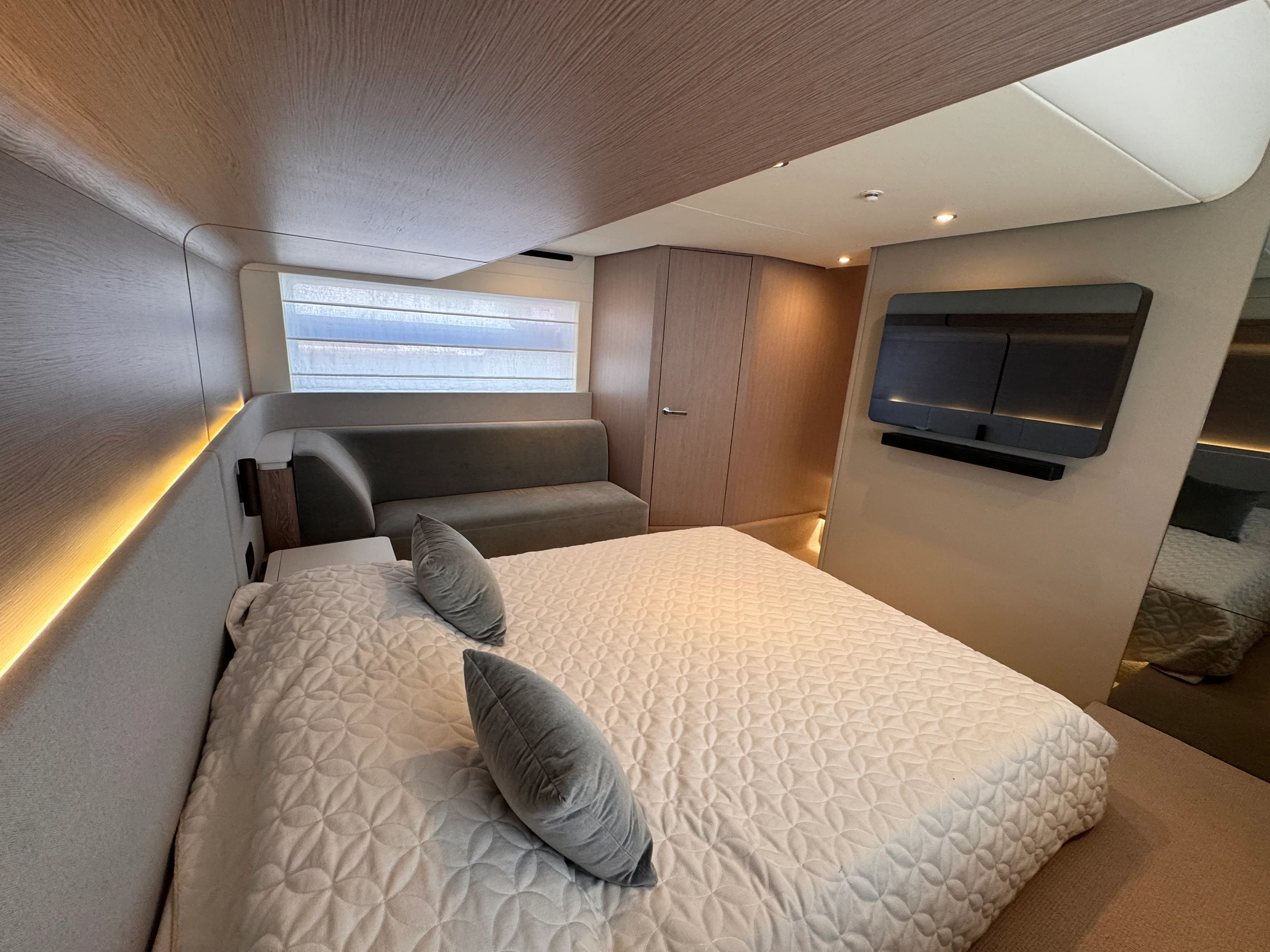 2025 Azimut 53 FLY Image Thumbnail #28