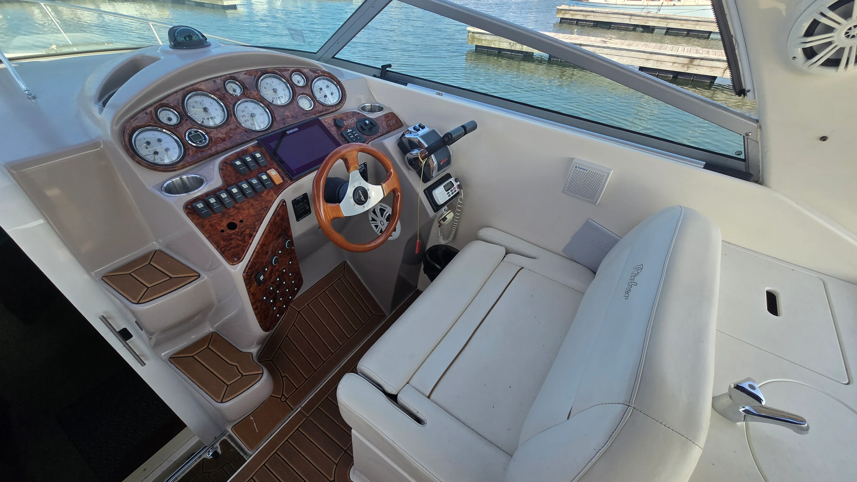 2004 Rinker 290 FIESTA VEE Image Thumbnail #12