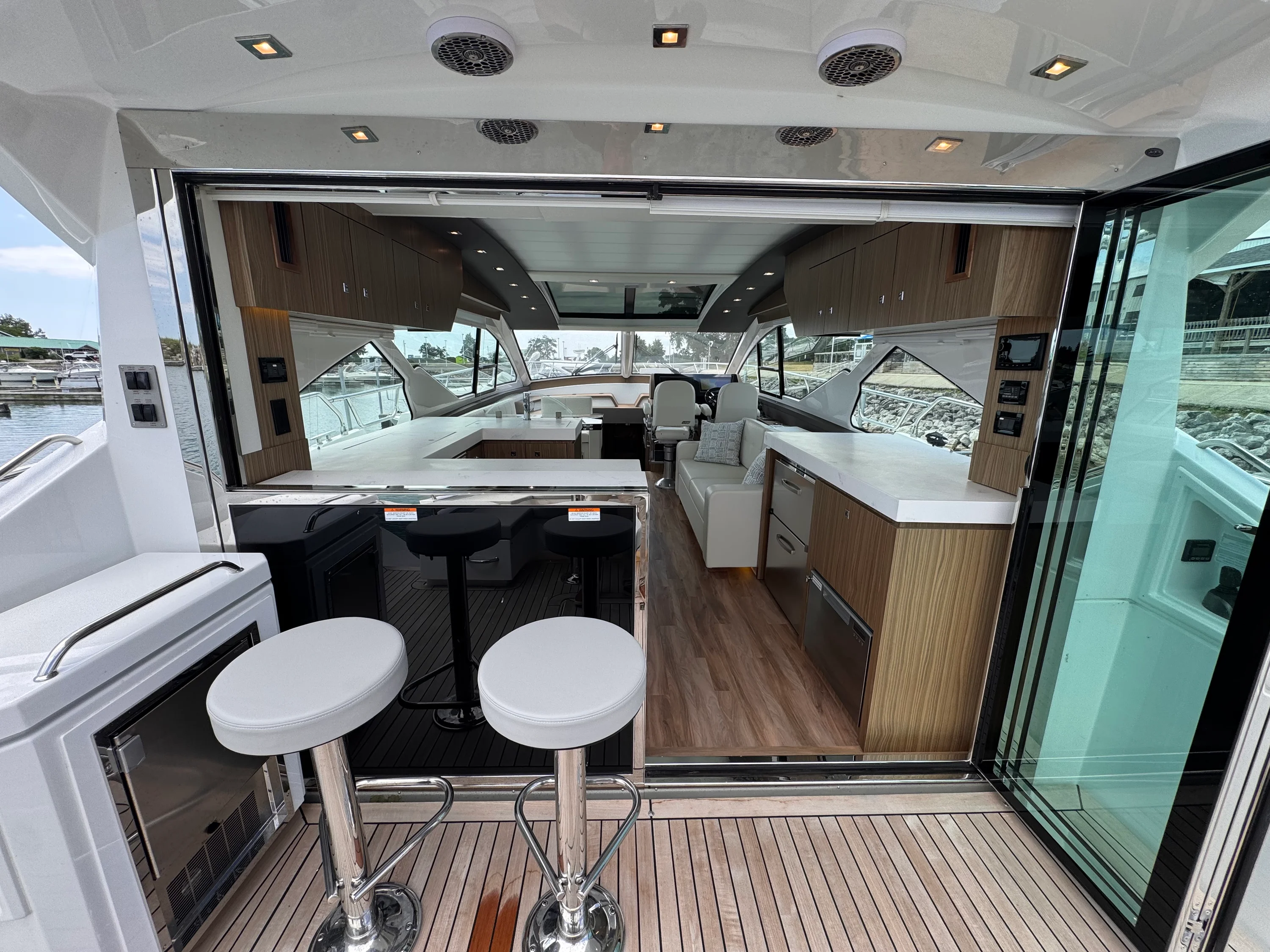 2025 Cruisers Yachts 60 CANTIUS Image Thumbnail #12