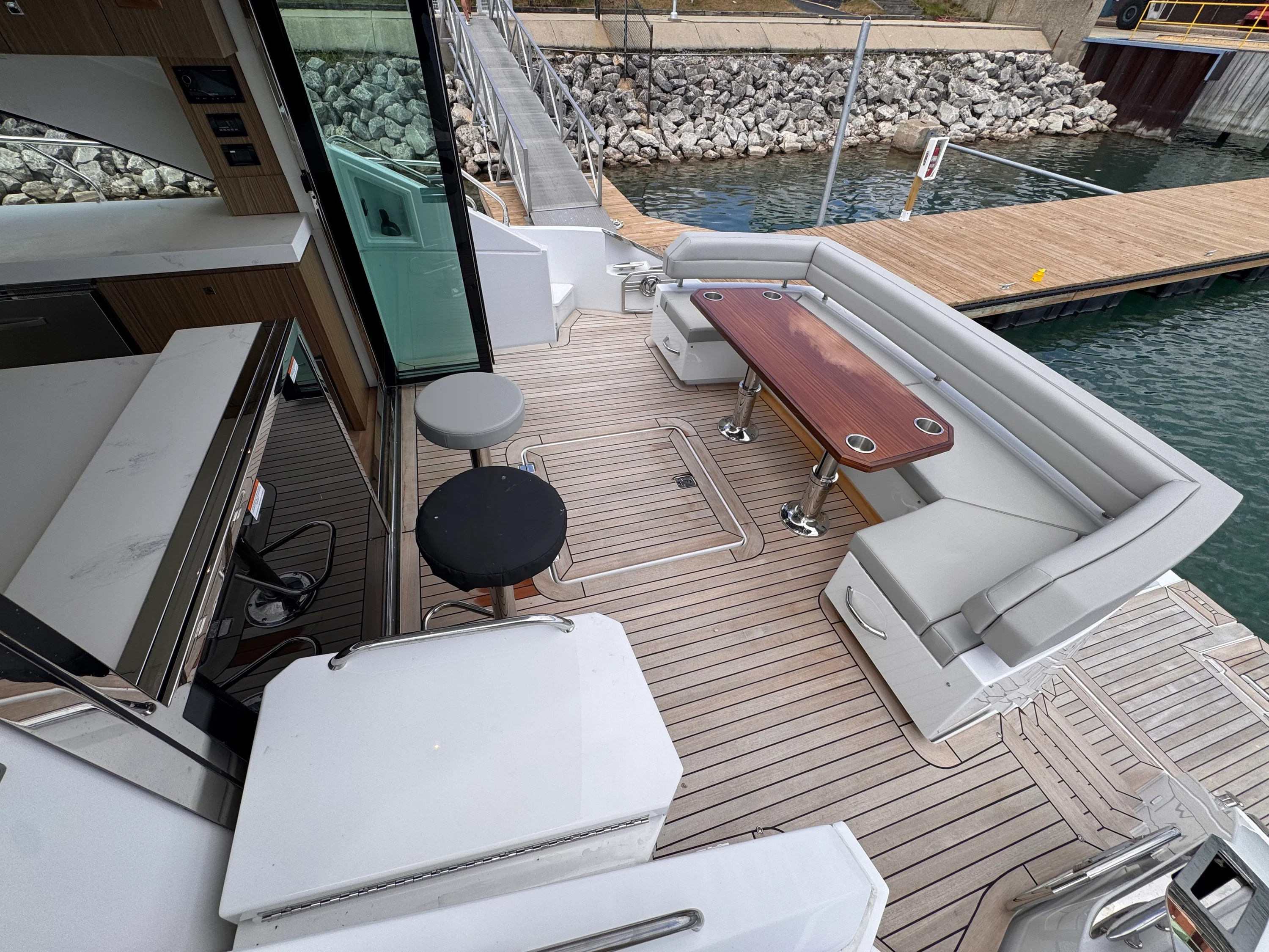 2025 Cruisers Yachts 60 CANTIUS Image Thumbnail #4